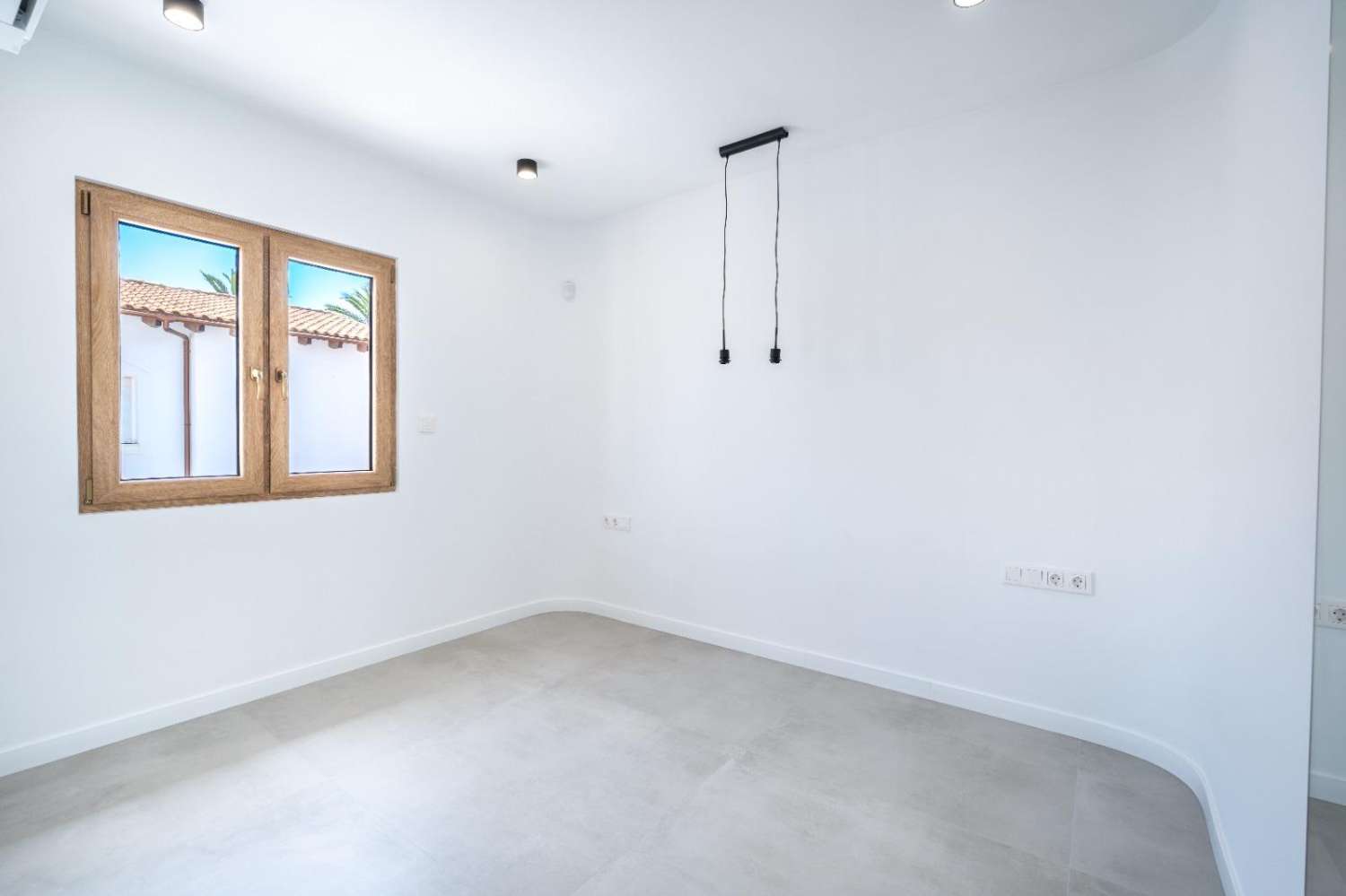 Villa de Lujo, como nueva, independiente, 3 dormitorios, 3 baños, piscina privada, gran jardín, cerca de la playa en Cabo Roig