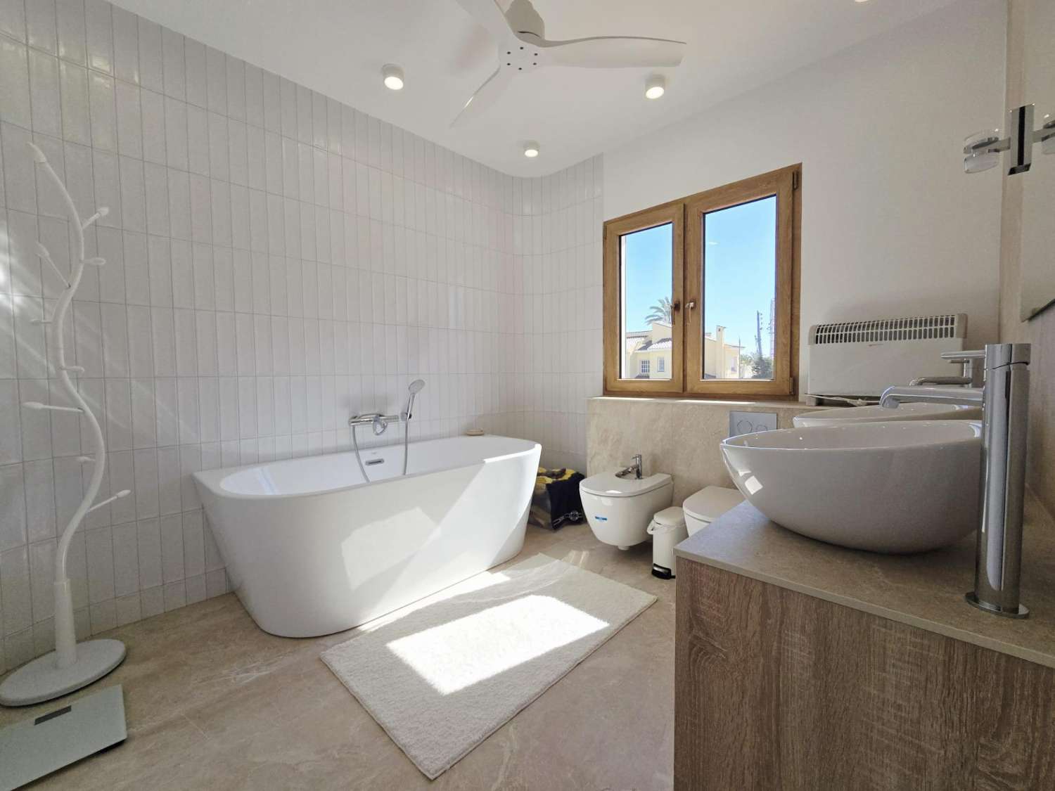 Villa de Lujo, como nueva, independiente, 3 dormitorios, 3 baños, piscina privada, gran jardín, cerca de la playa en Cabo Roig