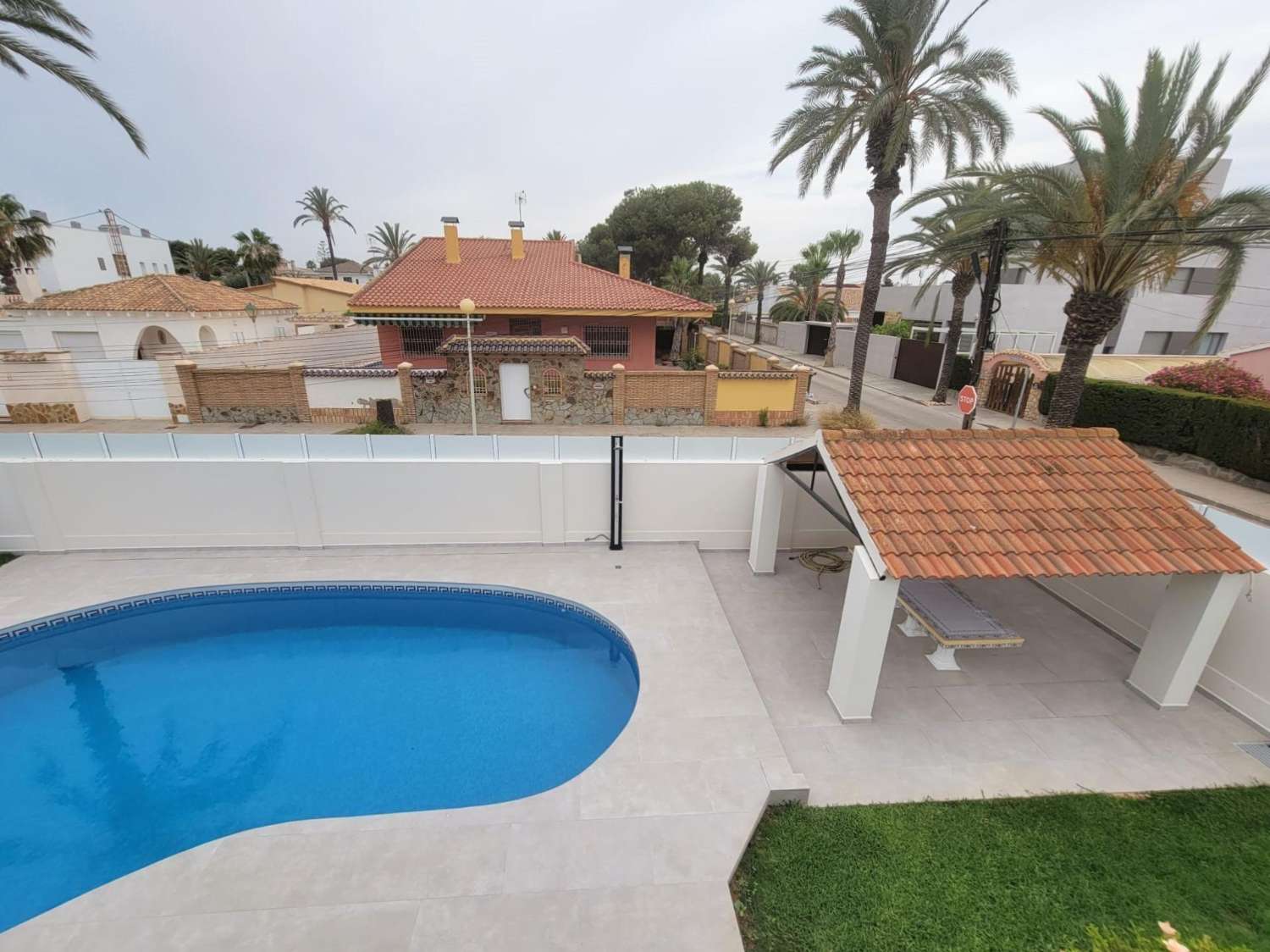 Villa de Lujo, como nueva, independiente, 3 dormitorios, 3 baños, piscina privada, gran jardín, cerca de la playa en Cabo Roig