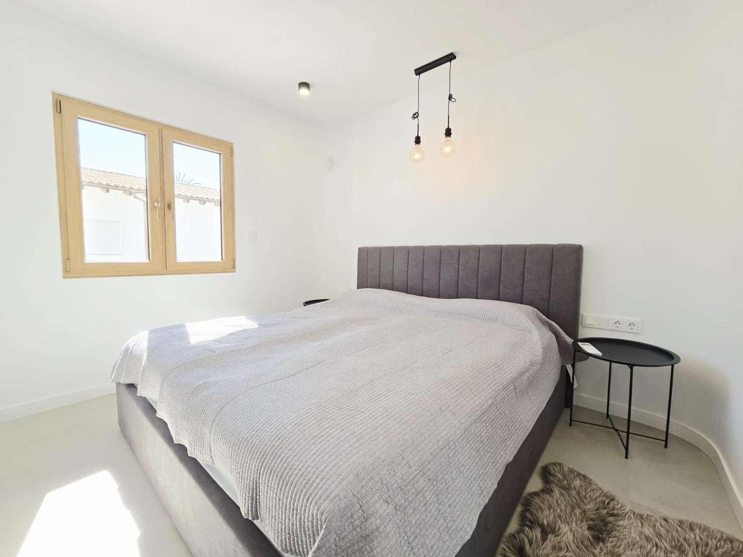 Villa de Lujo, como nueva, independiente, 3 dormitorios, 3 baños, piscina privada, gran jardín, cerca de la playa en Cabo Roig