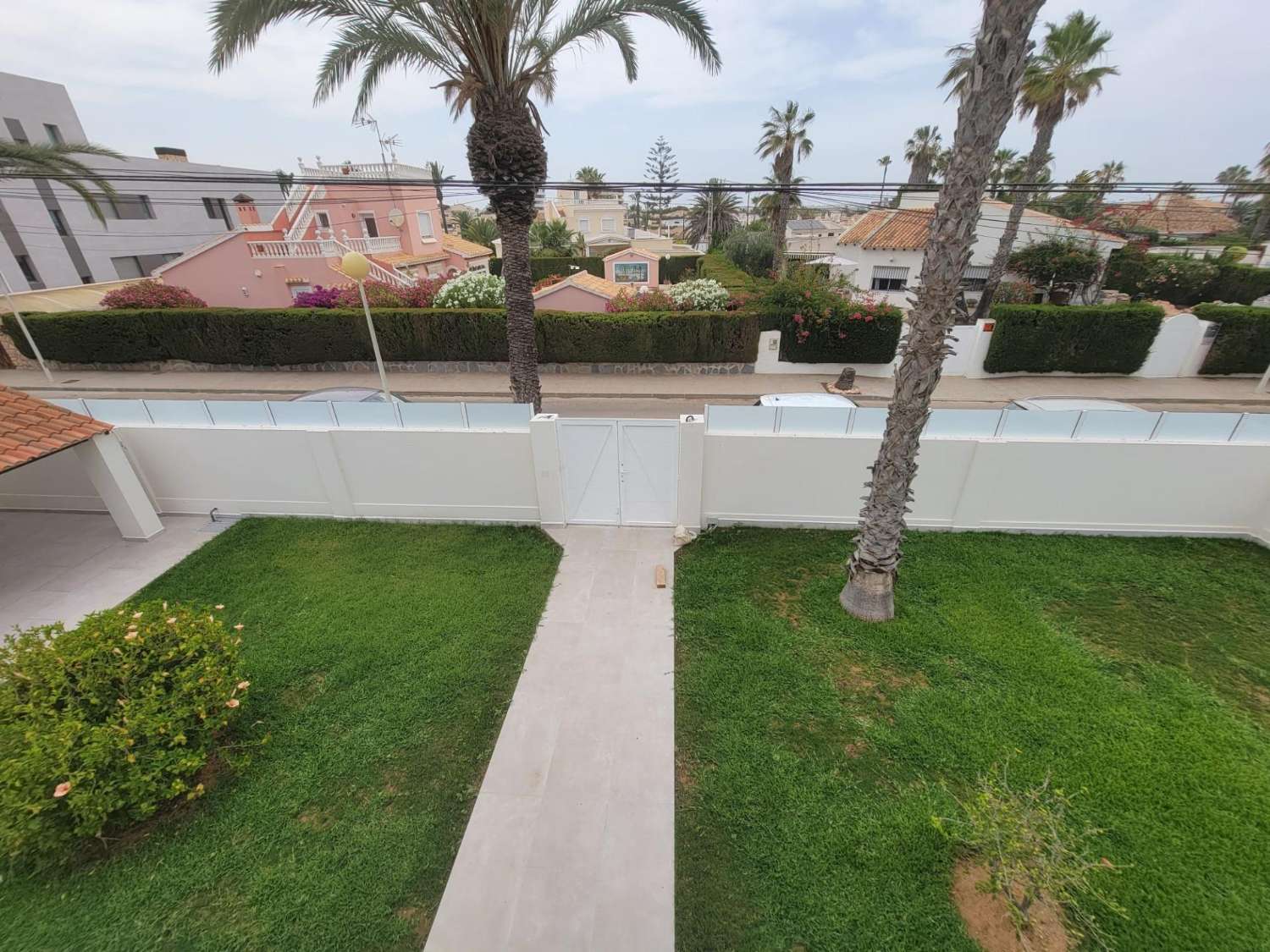 Villa de Lujo, como nueva, independiente, 3 dormitorios, 3 baños, piscina privada, gran jardín, cerca de la playa en Cabo Roig