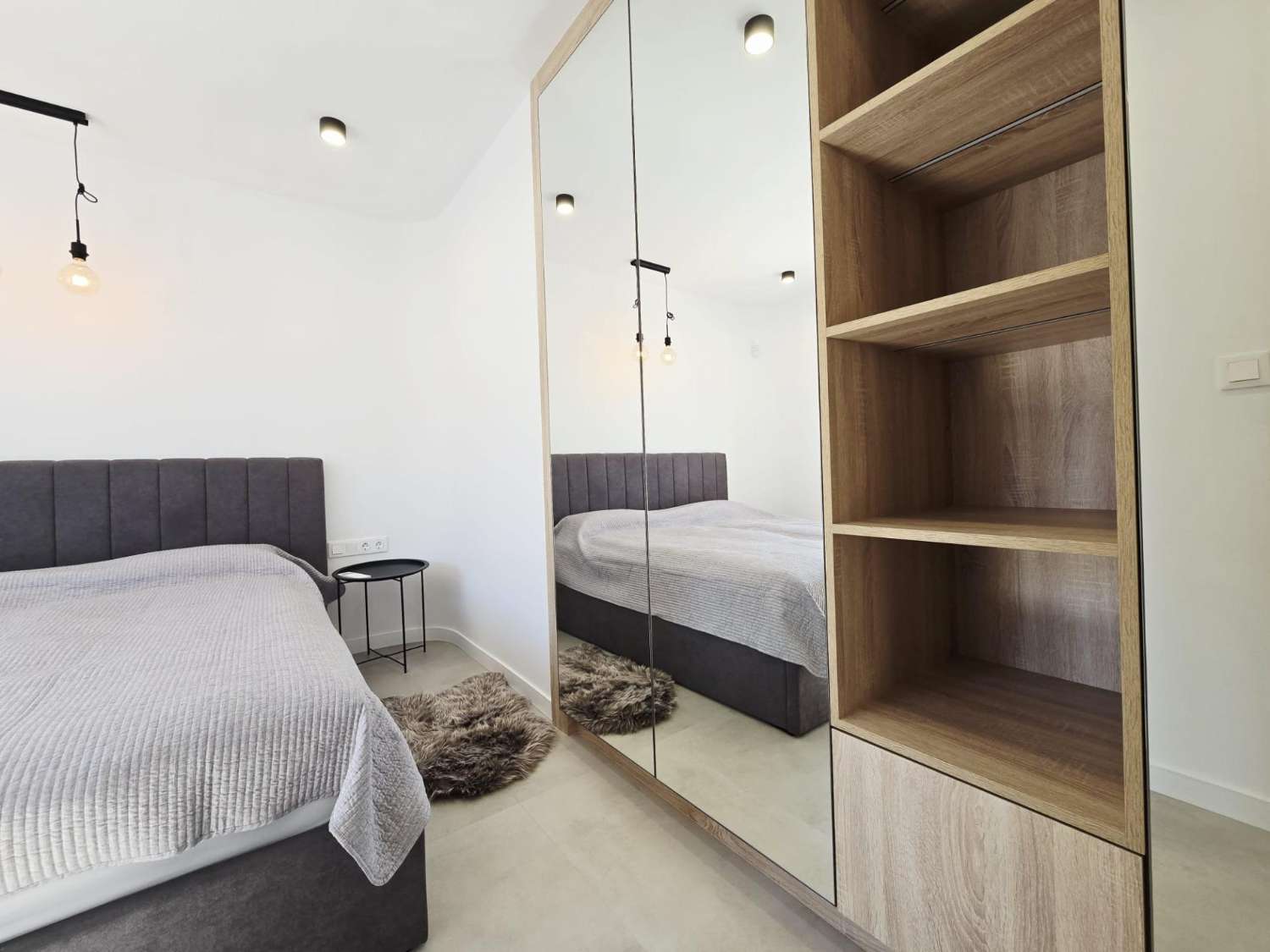 Villa de Lujo, como nueva, independiente, 3 dormitorios, 3 baños, piscina privada, gran jardín, cerca de la playa en Cabo Roig