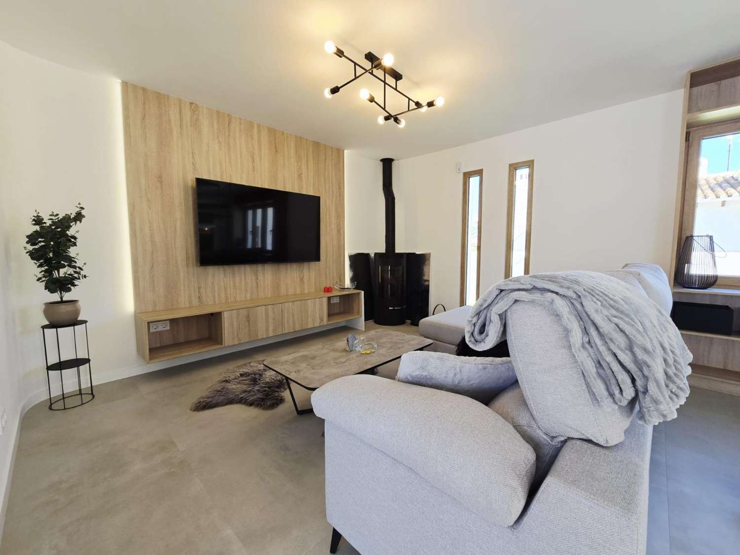 Villa de Lujo, como nueva, independiente, 3 dormitorios, 3 baños, piscina privada, gran jardín, cerca de la playa en Cabo Roig