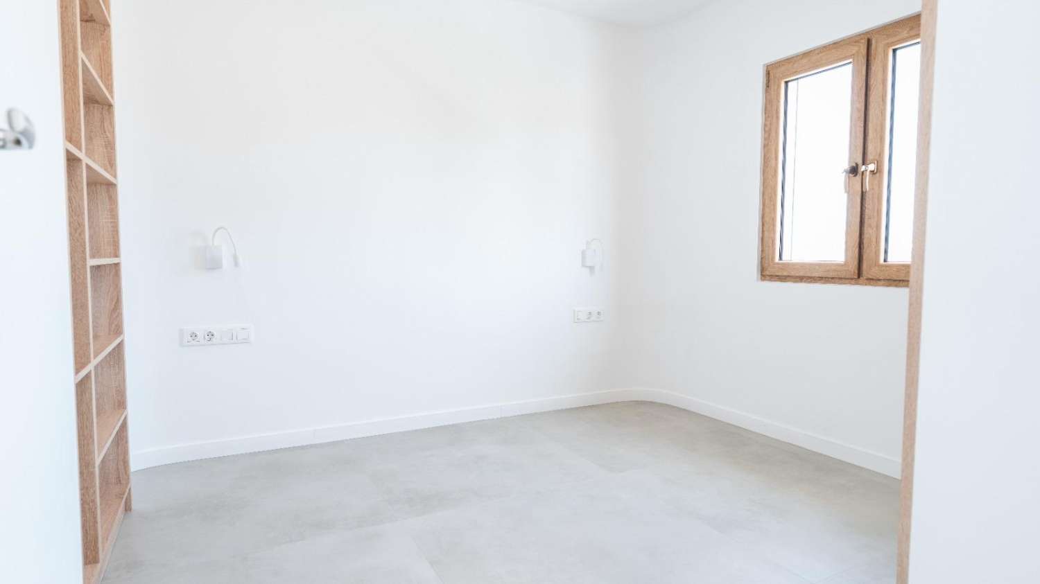 Villa de Lujo, como nueva, independiente, 3 dormitorios, 3 baños, piscina privada, gran jardín, cerca de la playa en Cabo Roig