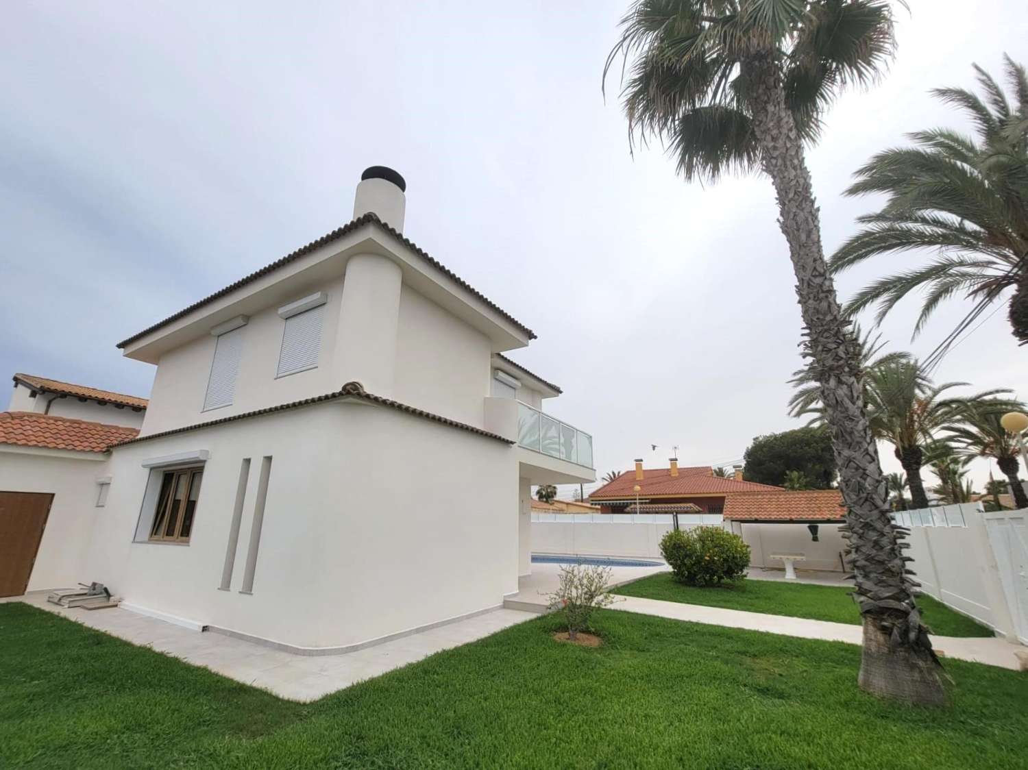 Villa de Lujo, como nueva, independiente, 3 dormitorios, 3 baños, piscina privada, gran jardín, cerca de la playa en Cabo Roig