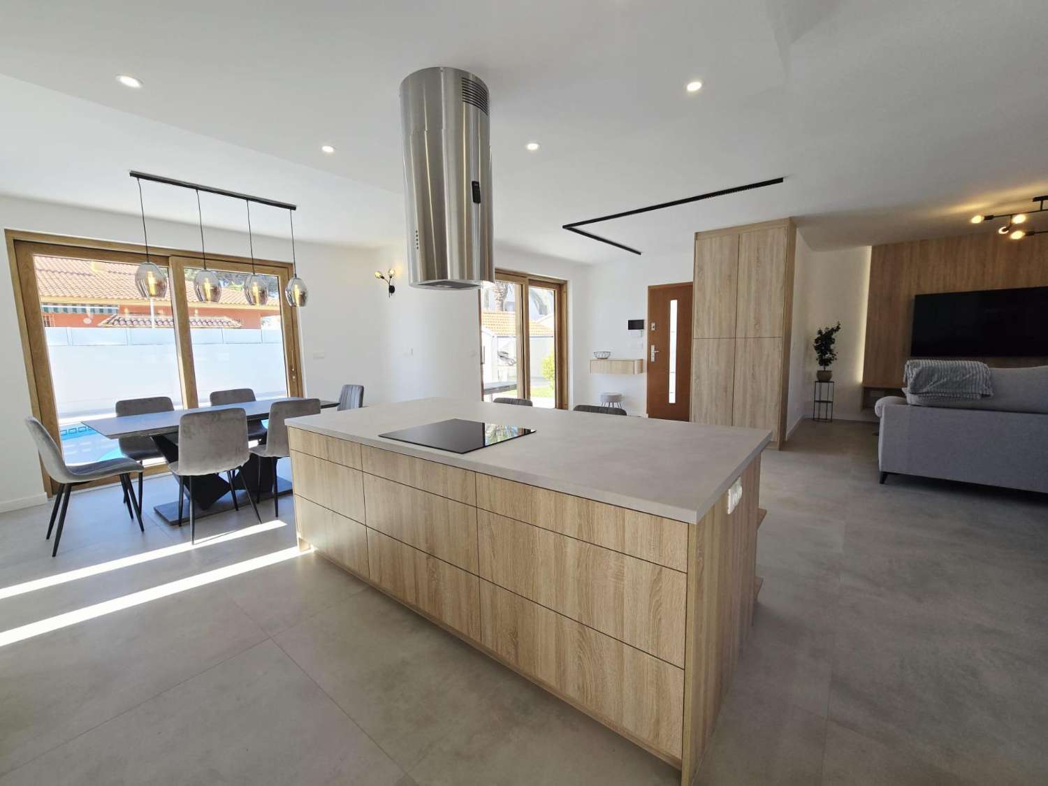 Villa de Lujo, como nueva, independiente, 3 dormitorios, 3 baños, piscina privada, gran jardín, cerca de la playa en Cabo Roig