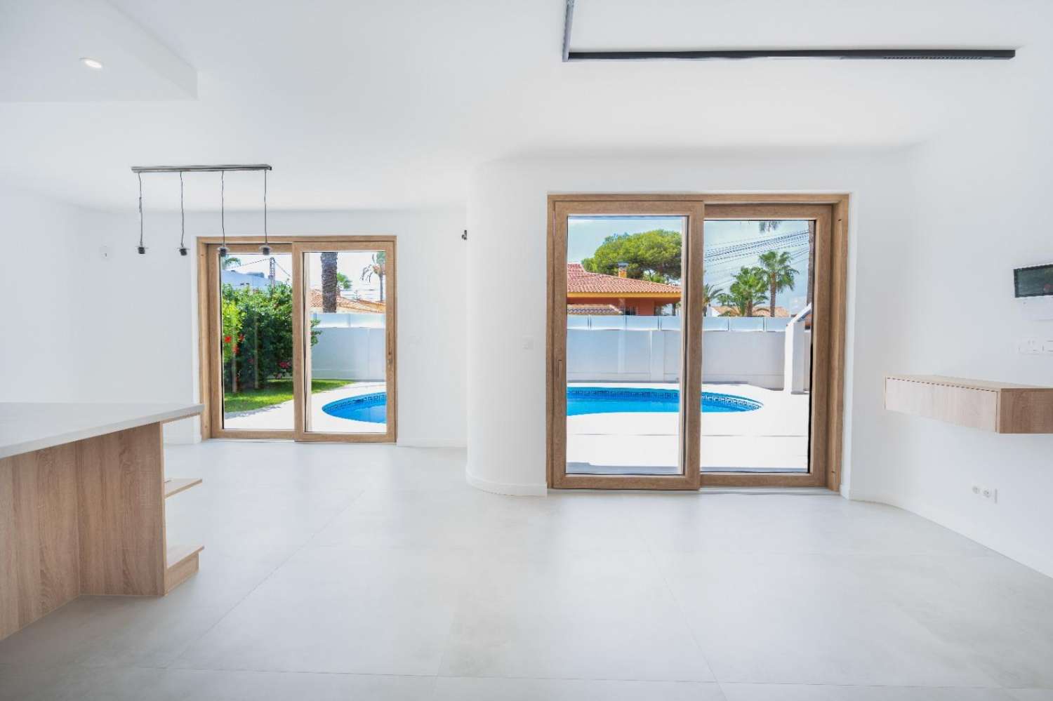 Villa de Lujo, como nueva, independiente, 3 dormitorios, 3 baños, piscina privada, gran jardín, cerca de la playa en Cabo Roig