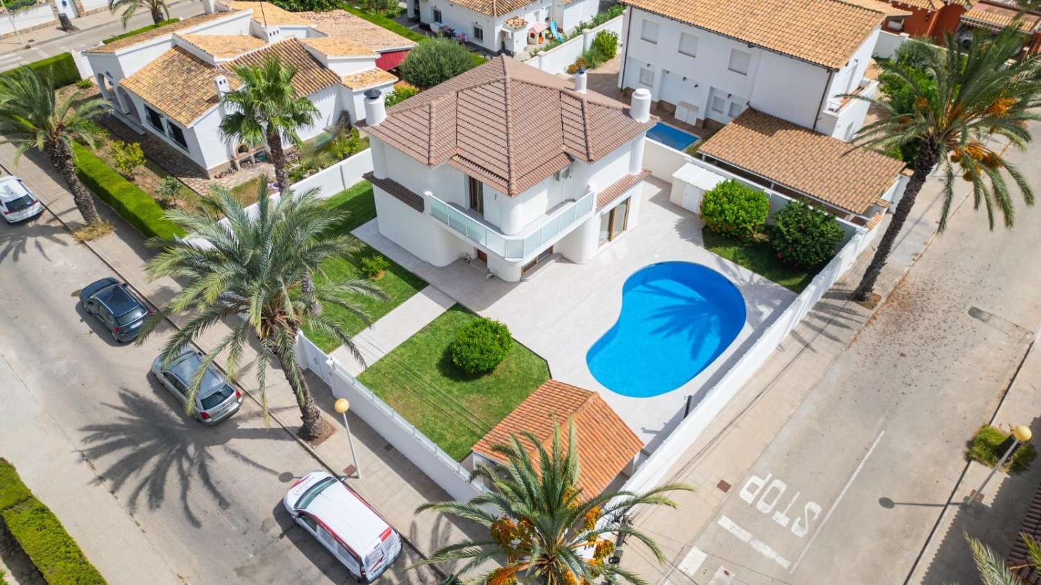 Villa de Lujo, como nueva, independiente, 3 dormitorios, 3 baños, piscina privada, gran jardín, cerca de la playa en Cabo Roig