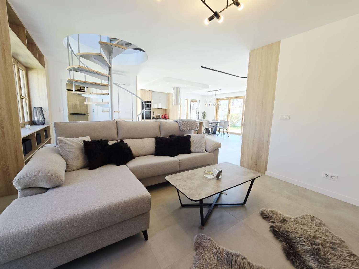 Villa de Lujo, como nueva, independiente, 3 dormitorios, 3 baños, piscina privada, gran jardín, cerca de la playa en Cabo Roig