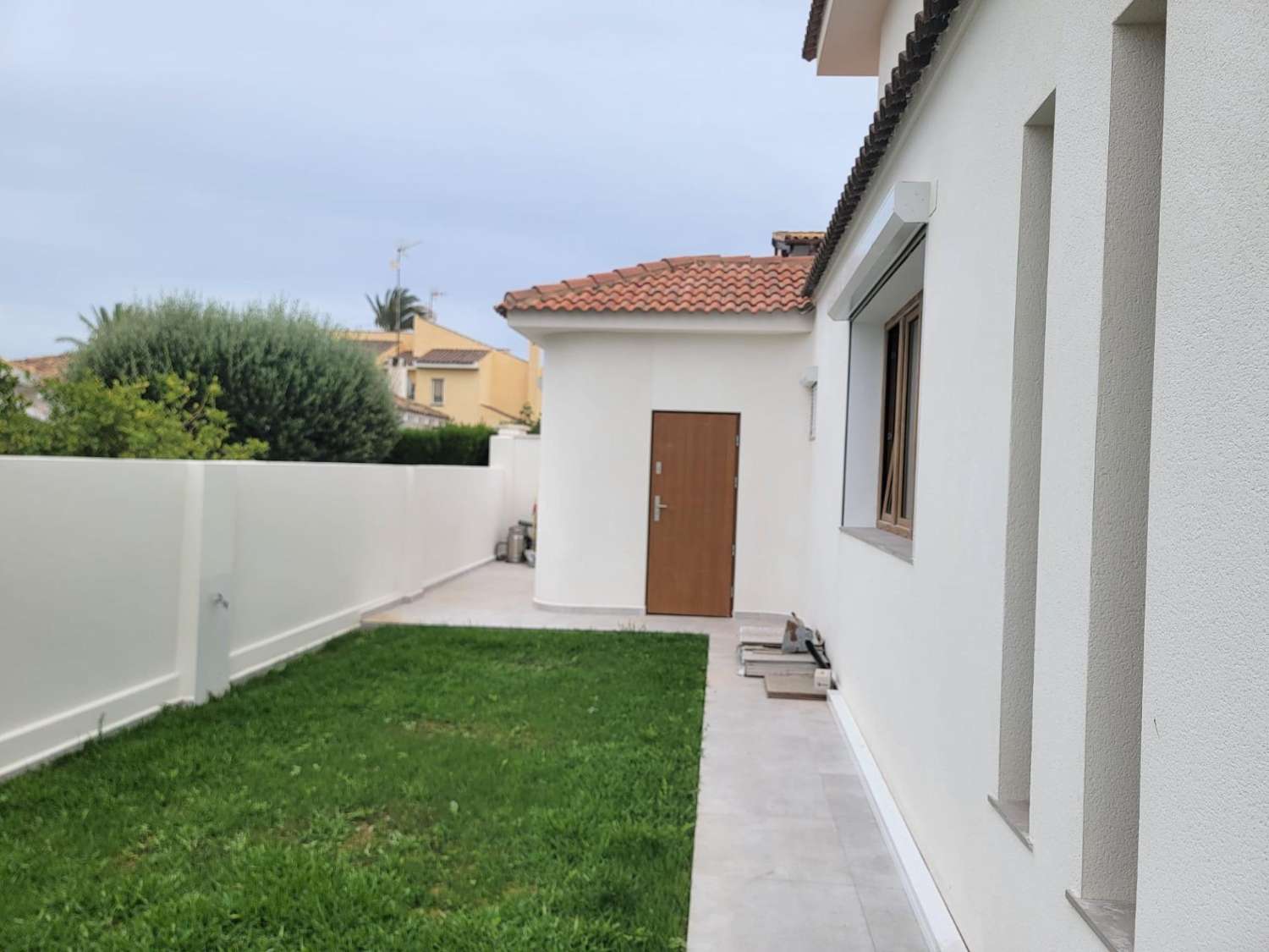 Villa de Lujo, como nueva, independiente, 3 dormitorios, 3 baños, piscina privada, gran jardín, cerca de la playa en Cabo Roig