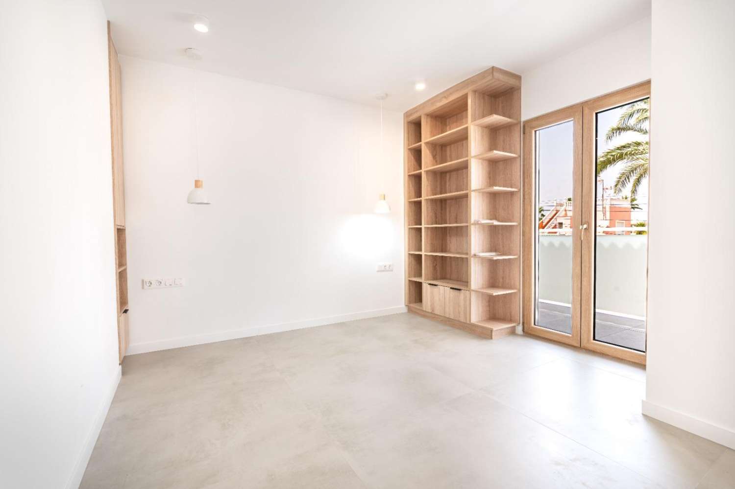 Villa de Lujo, como nueva, independiente, 3 dormitorios, 3 baños, piscina privada, gran jardín, cerca de la playa en Cabo Roig