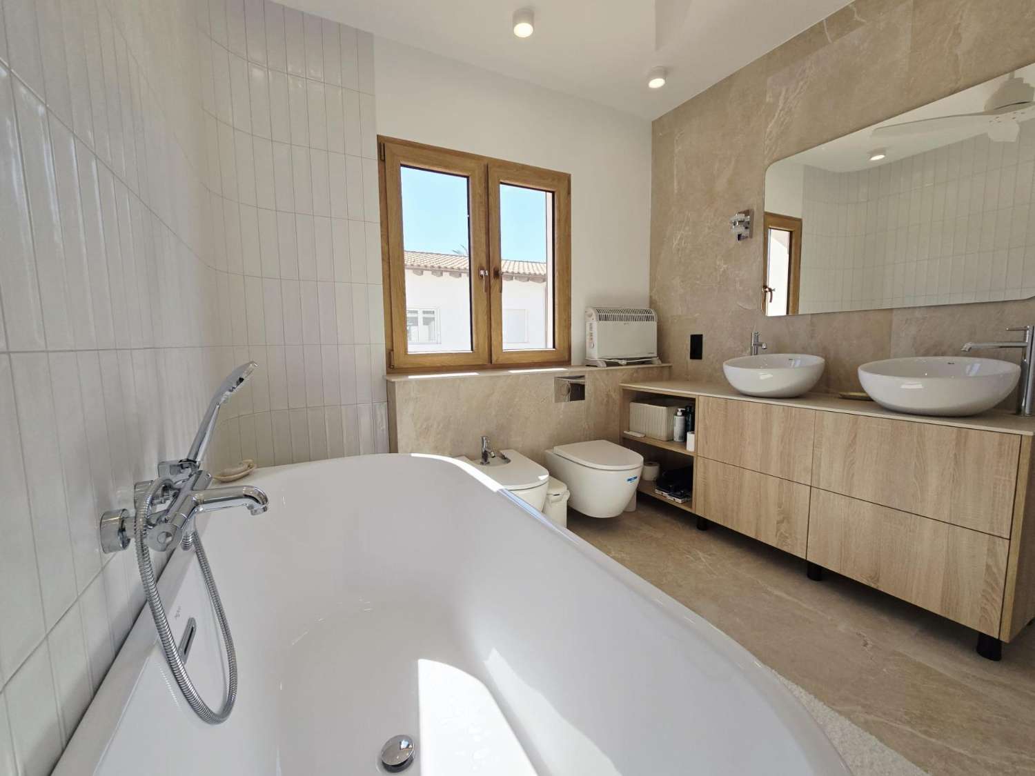Villa de Lujo, como nueva, independiente, 3 dormitorios, 3 baños, piscina privada, gran jardín, cerca de la playa en Cabo Roig