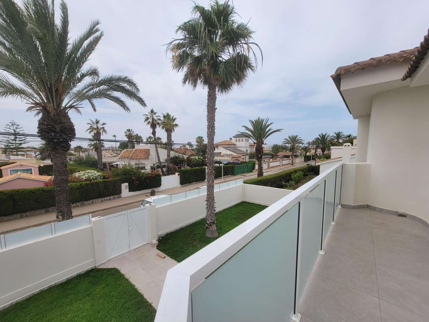 Villa de Lujo, como nueva, independiente, 3 dormitorios, 3 baños, piscina privada, gran jardín, cerca de la playa en Cabo Roig