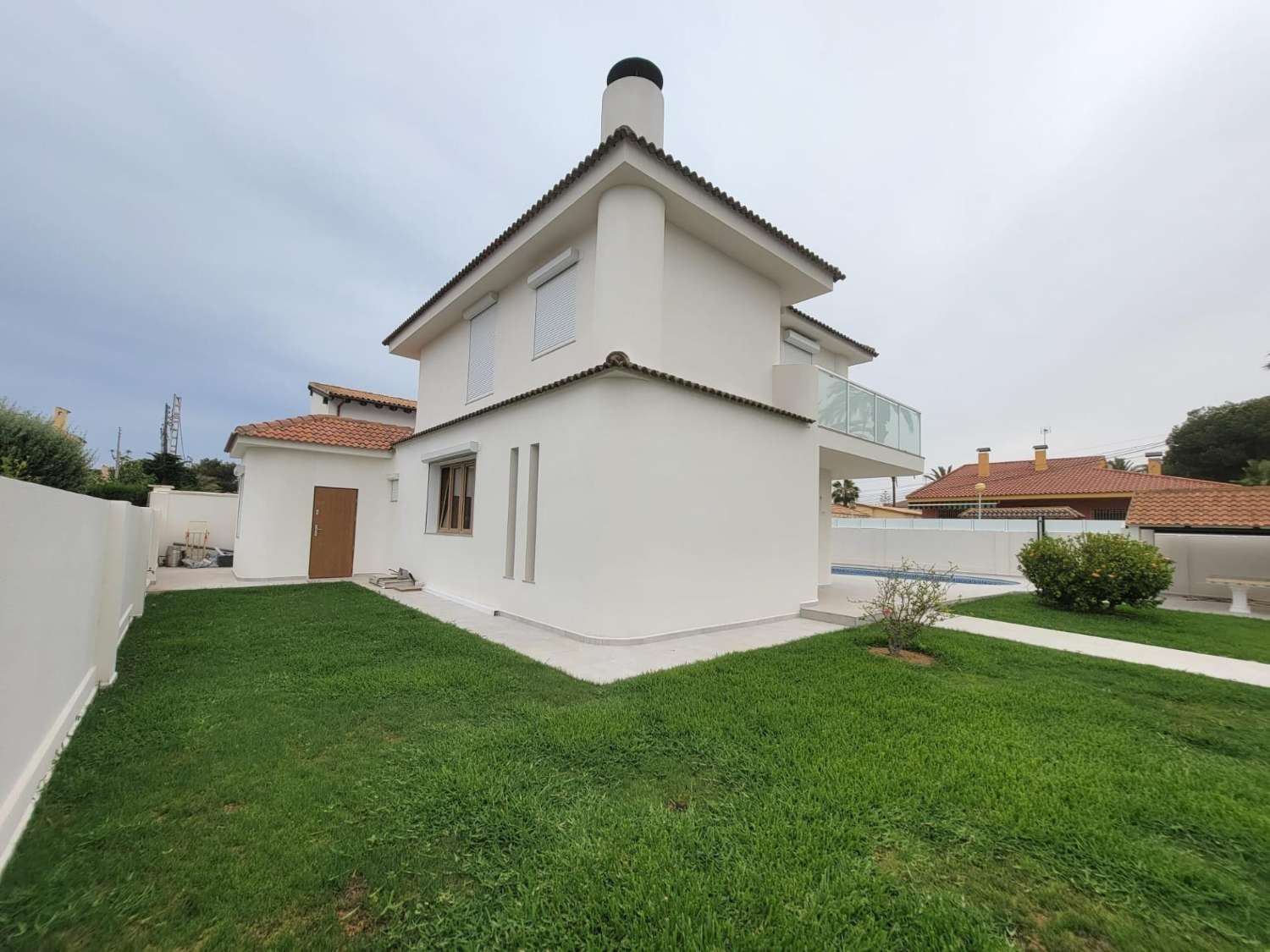 Villa de Lujo, como nueva, independiente, 3 dormitorios, 3 baños, piscina privada, gran jardín, cerca de la playa en Cabo Roig