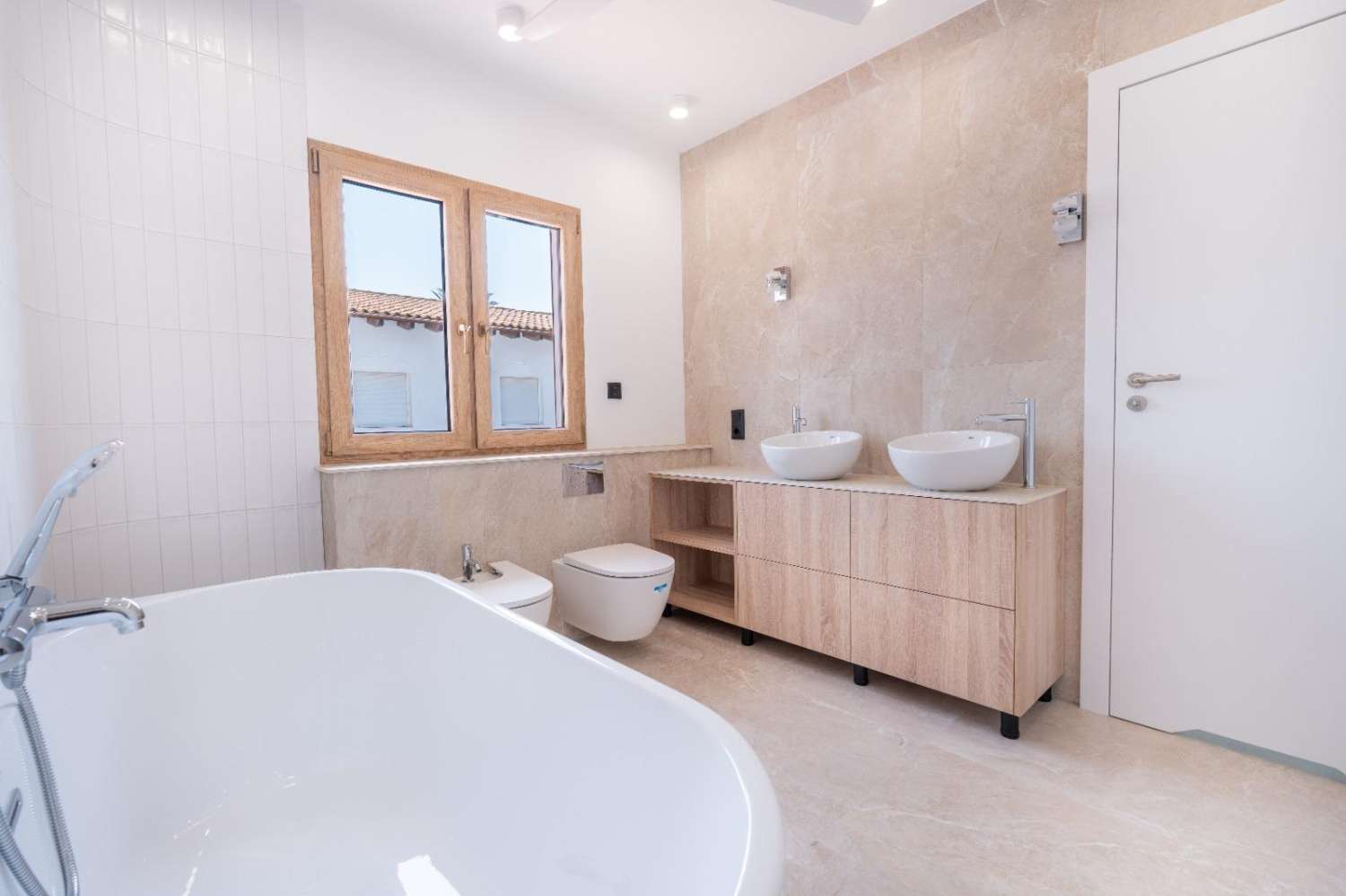 Villa de Lujo, como nueva, independiente, 3 dormitorios, 3 baños, piscina privada, gran jardín, cerca de la playa en Cabo Roig