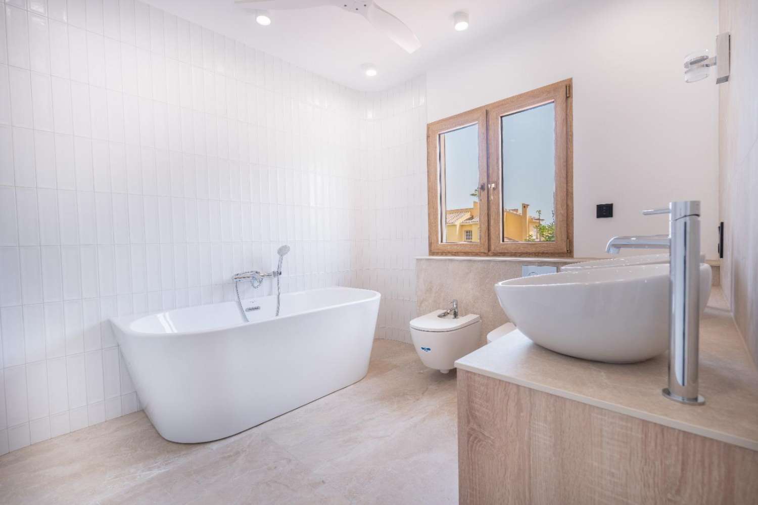 Villa de Lujo, como nueva, independiente, 3 dormitorios, 3 baños, piscina privada, gran jardín, cerca de la playa en Cabo Roig