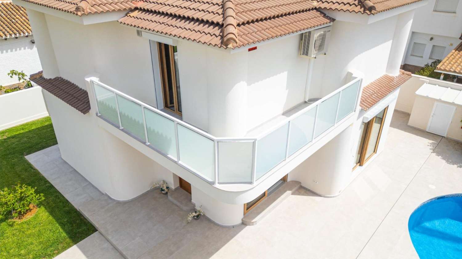 Villa de Lujo, como nueva, independiente, 3 dormitorios, 3 baños, piscina privada, gran jardín, cerca de la playa en Cabo Roig