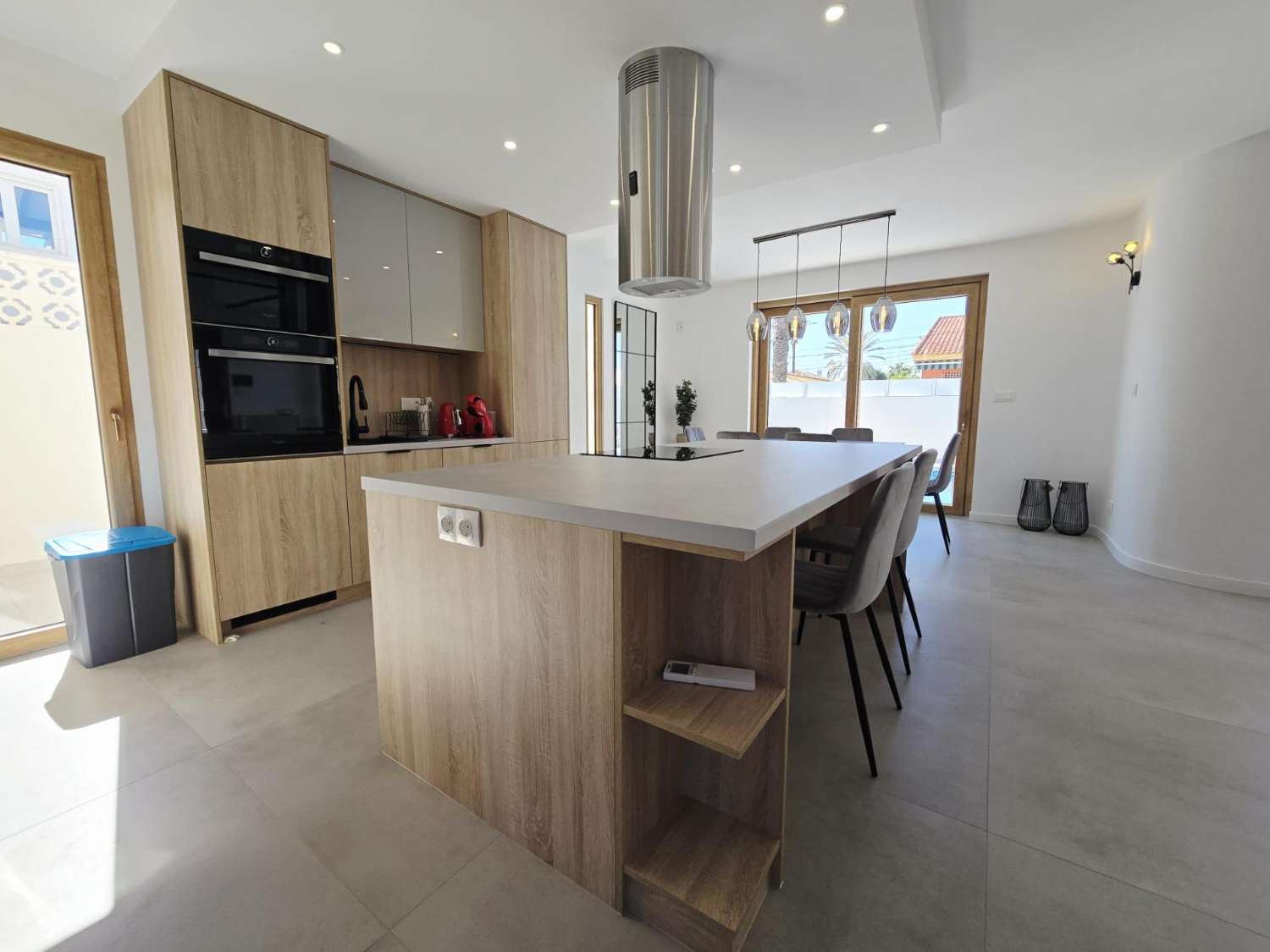 Villa de Lujo, como nueva, independiente, 3 dormitorios, 3 baños, piscina privada, gran jardín, cerca de la playa en Cabo Roig