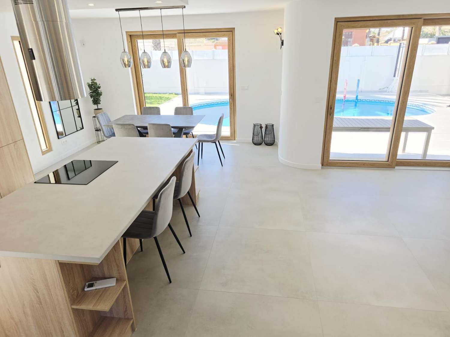 Villa de Lujo, como nueva, independiente, 3 dormitorios, 3 baños, piscina privada, gran jardín, cerca de la playa en Cabo Roig