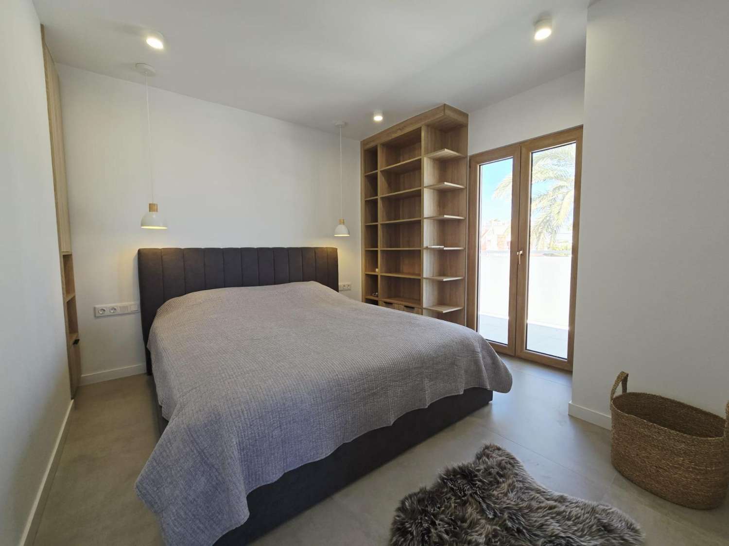 Villa de Lujo, como nueva, independiente, 3 dormitorios, 3 baños, piscina privada, gran jardín, cerca de la playa en Cabo Roig