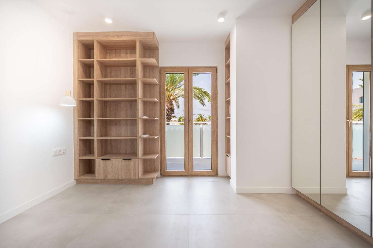 Villa de Lujo, como nueva, independiente, 3 dormitorios, 3 baños, piscina privada, gran jardín, cerca de la playa en Cabo Roig