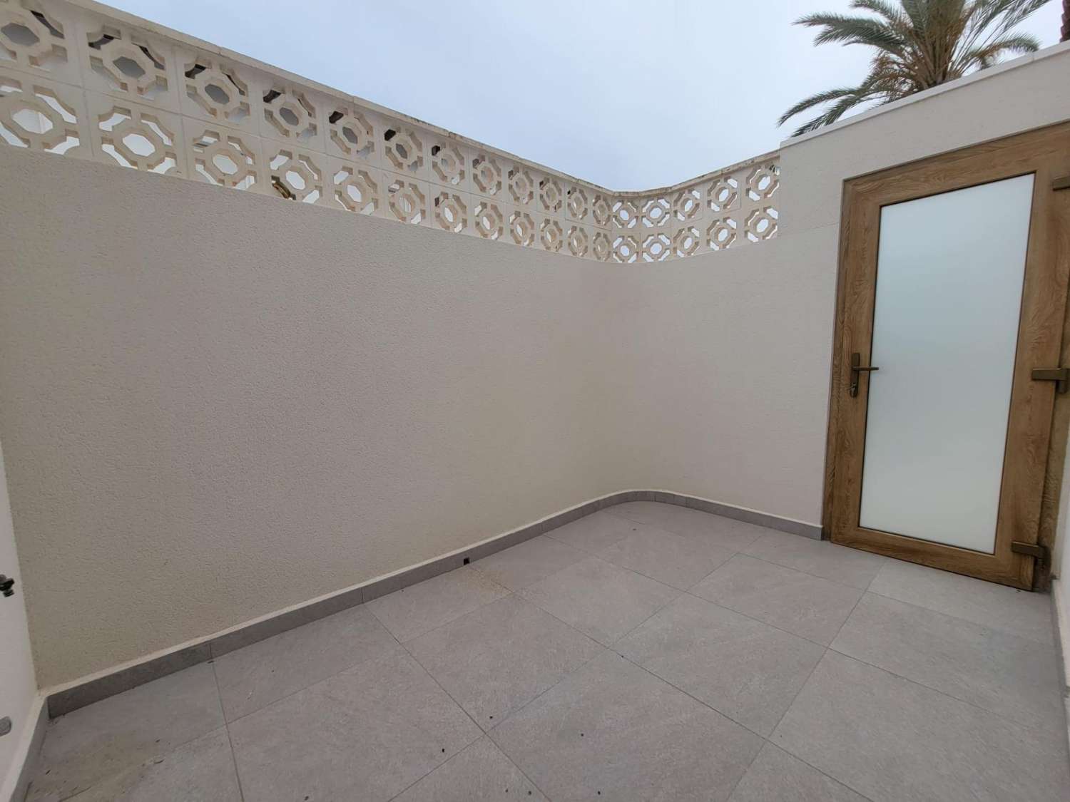 Villa de Lujo, como nueva, independiente, 3 dormitorios, 3 baños, piscina privada, gran jardín, cerca de la playa en Cabo Roig