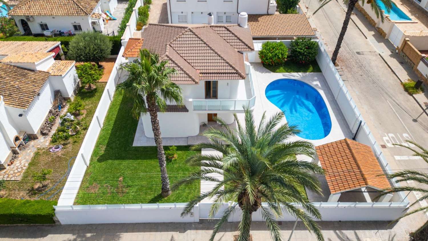 Villa de Lujo, como nueva, independiente, 3 dormitorios, 3 baños, piscina privada, gran jardín, cerca de la playa en Cabo Roig