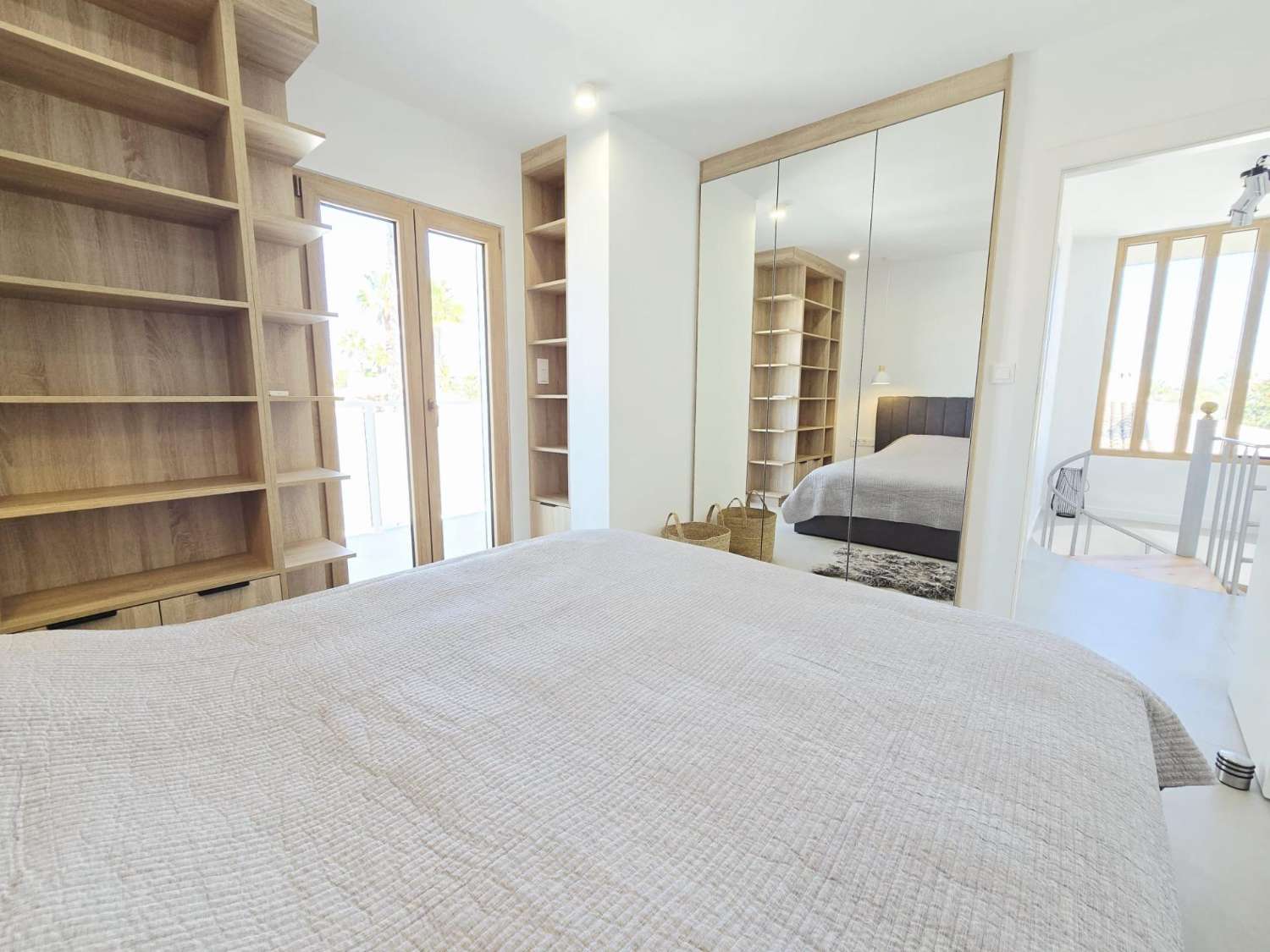 Villa de Lujo, como nueva, independiente, 3 dormitorios, 3 baños, piscina privada, gran jardín, cerca de la playa en Cabo Roig