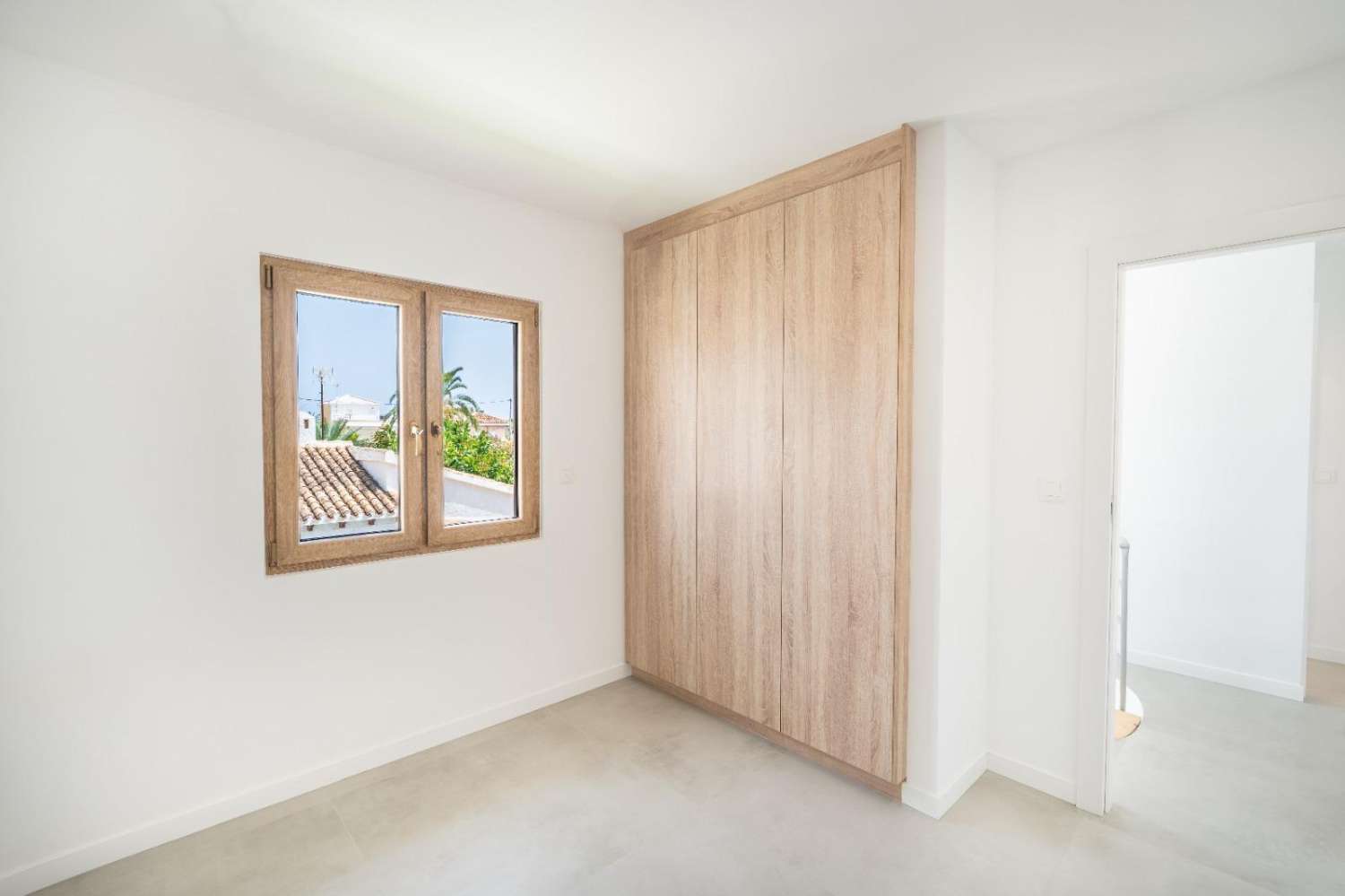 Villa de Lujo, como nueva, independiente, 3 dormitorios, 3 baños, piscina privada, gran jardín, cerca de la playa en Cabo Roig