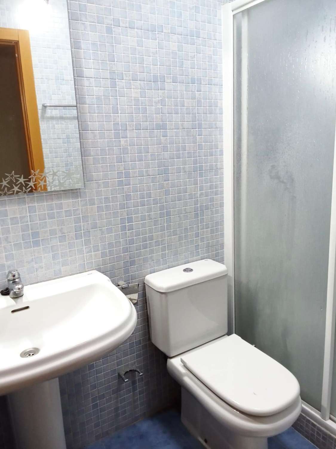 Atico, gran solárium con magnificas vistas al mar, 2 dormitorios, 2 cuartos de baño, plaza de garaje, piscina, a unos 200 m del mar en La Veleta