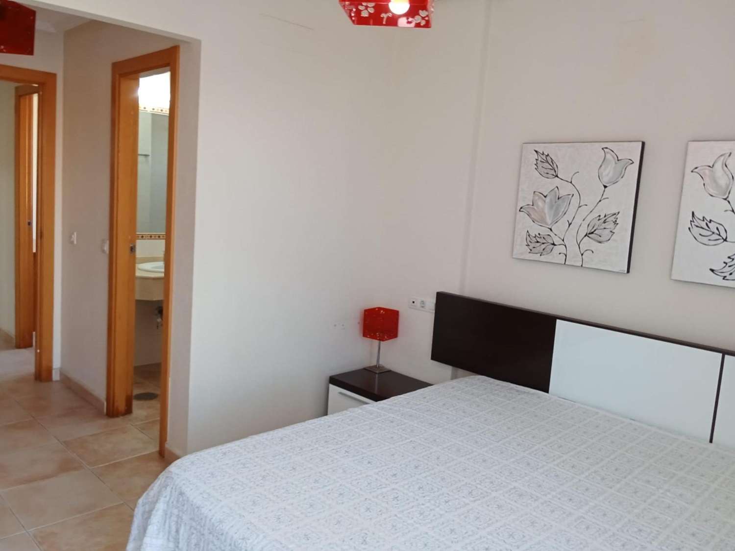 Atico, gran solárium con magnificas vistas al mar, 2 dormitorios, 2 cuartos de baño, plaza de garaje, piscina, a unos 200 m del mar en La Veleta