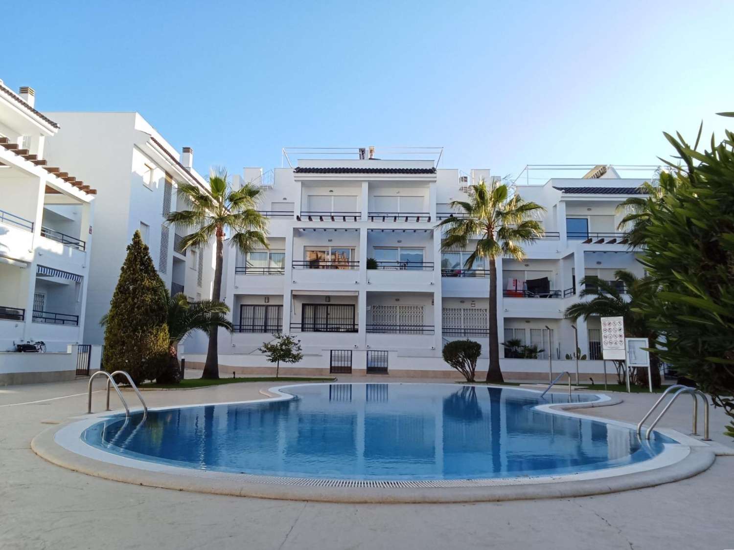Atico, gran solárium con magnificas vistas al mar, 2 dormitorios, 2 cuartos de baño, plaza de garaje, piscina, a unos 200 m del mar en La Veleta