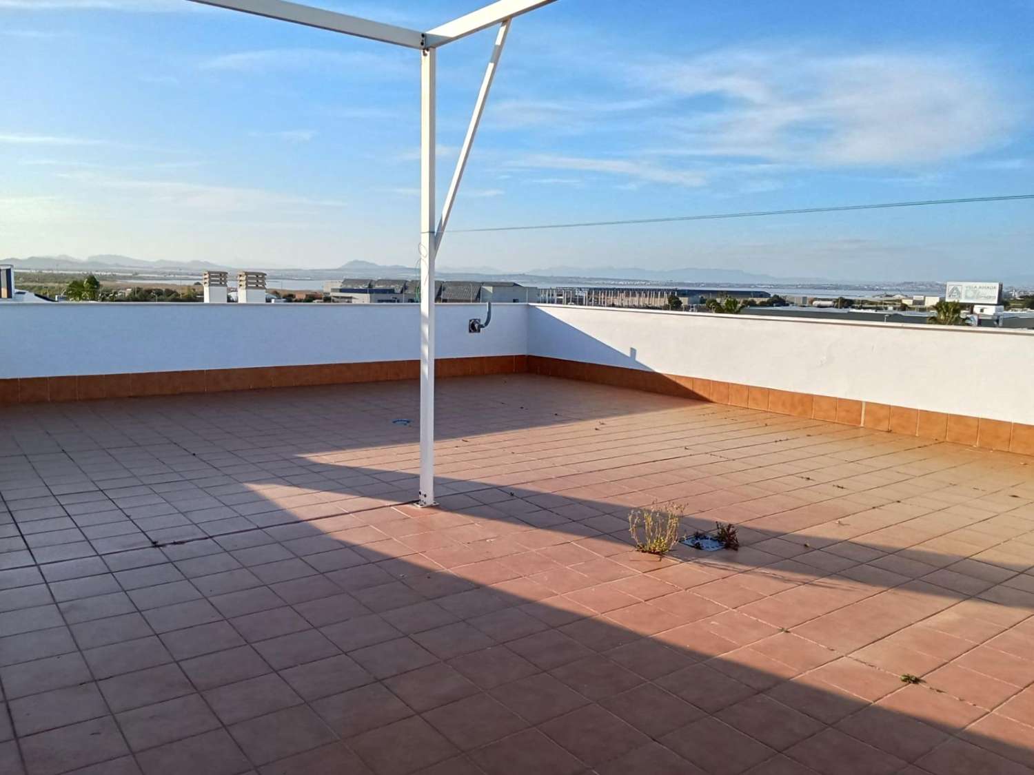 Atico, gran solárium con magnificas vistas al mar, 2 dormitorios, 2 cuartos de baño, plaza de garaje, piscina, a unos 200 m del mar en La Veleta