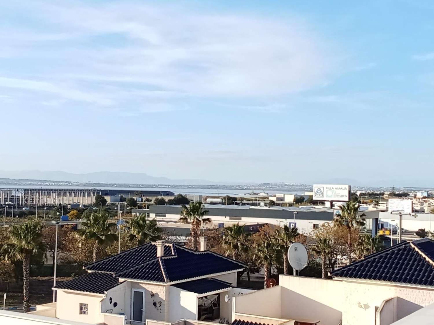 Atico, gran solárium con magnificas vistas al mar, 2 dormitorios, 2 cuartos de baño, plaza de garaje, piscina, a unos 200 m del mar en La Veleta