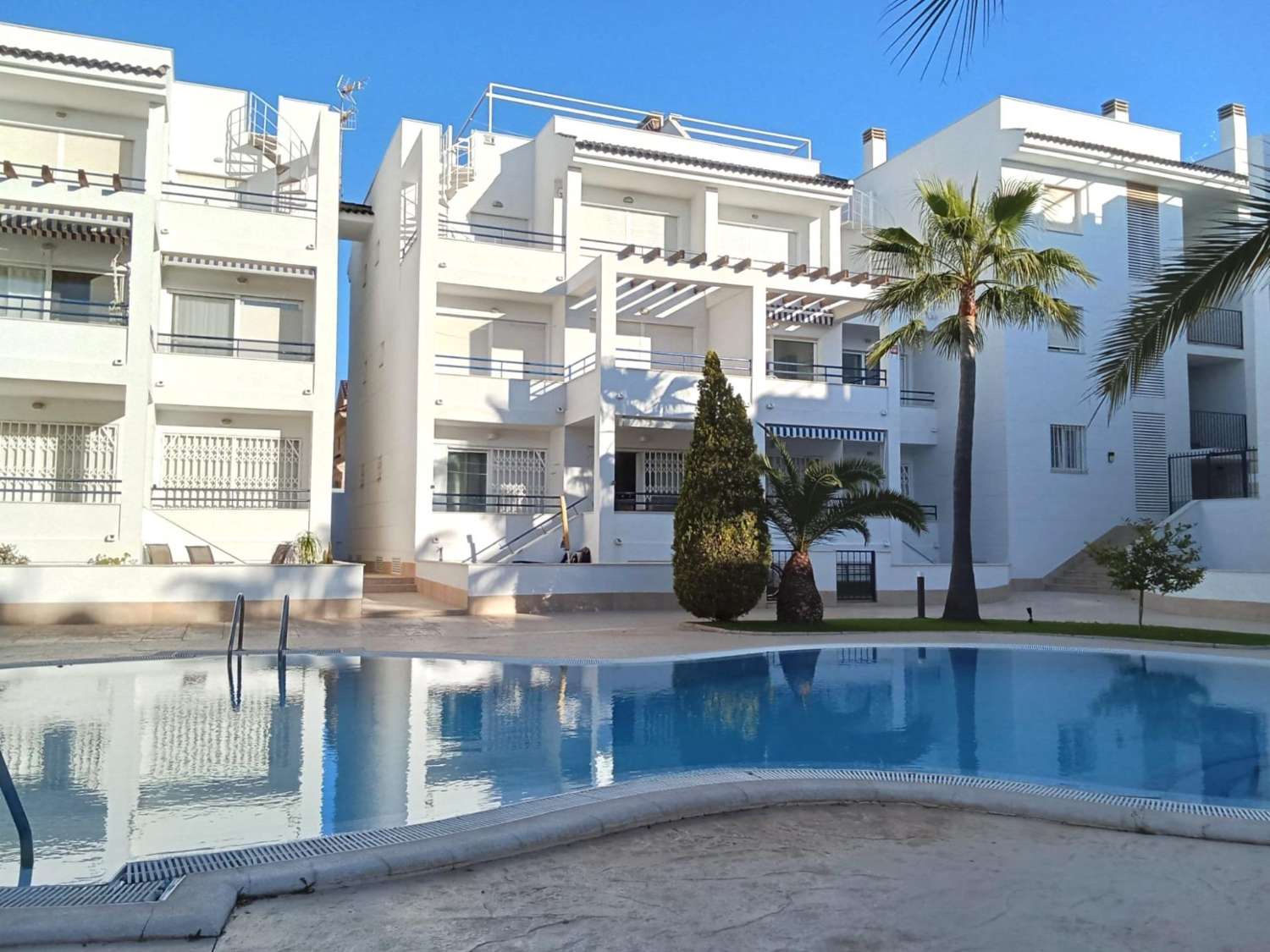 Atico, gran solárium con magnificas vistas al mar, 2 dormitorios, 2 cuartos de baño, plaza de garaje, piscina, a unos 200 m del mar en La Veleta