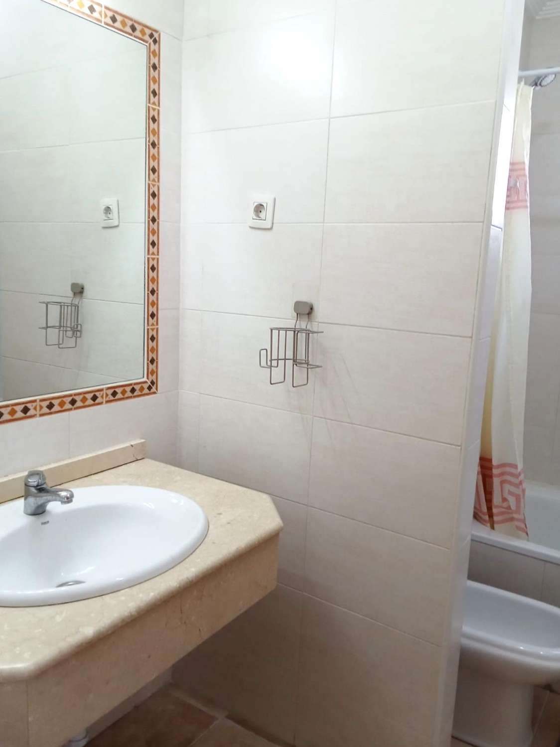Atico, gran solárium con magnificas vistas al mar, 2 dormitorios, 2 cuartos de baño, plaza de garaje, piscina, a unos 200 m del mar en La Veleta