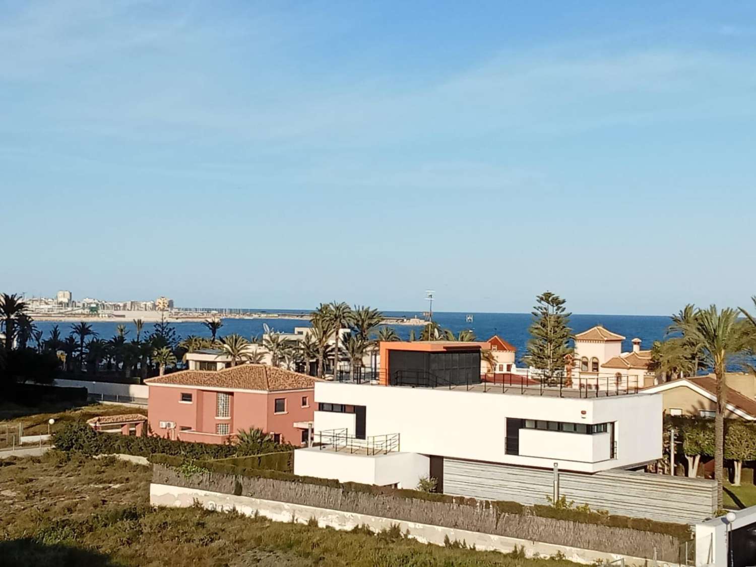 Atico, gran solárium con magnificas vistas al mar, 2 dormitorios, 2 cuartos de baño, plaza de garaje, piscina, a unos 200 m del mar en La Veleta
