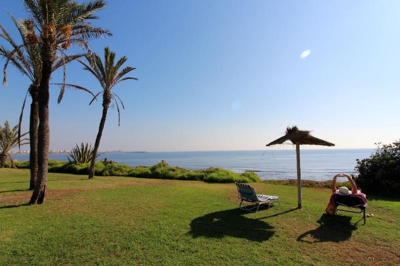 Atico, gran solárium con magnificas vistas al mar, 2 dormitorios, 2 cuartos de baño, plaza de garaje, piscina, a unos 200 m del mar en La Veleta