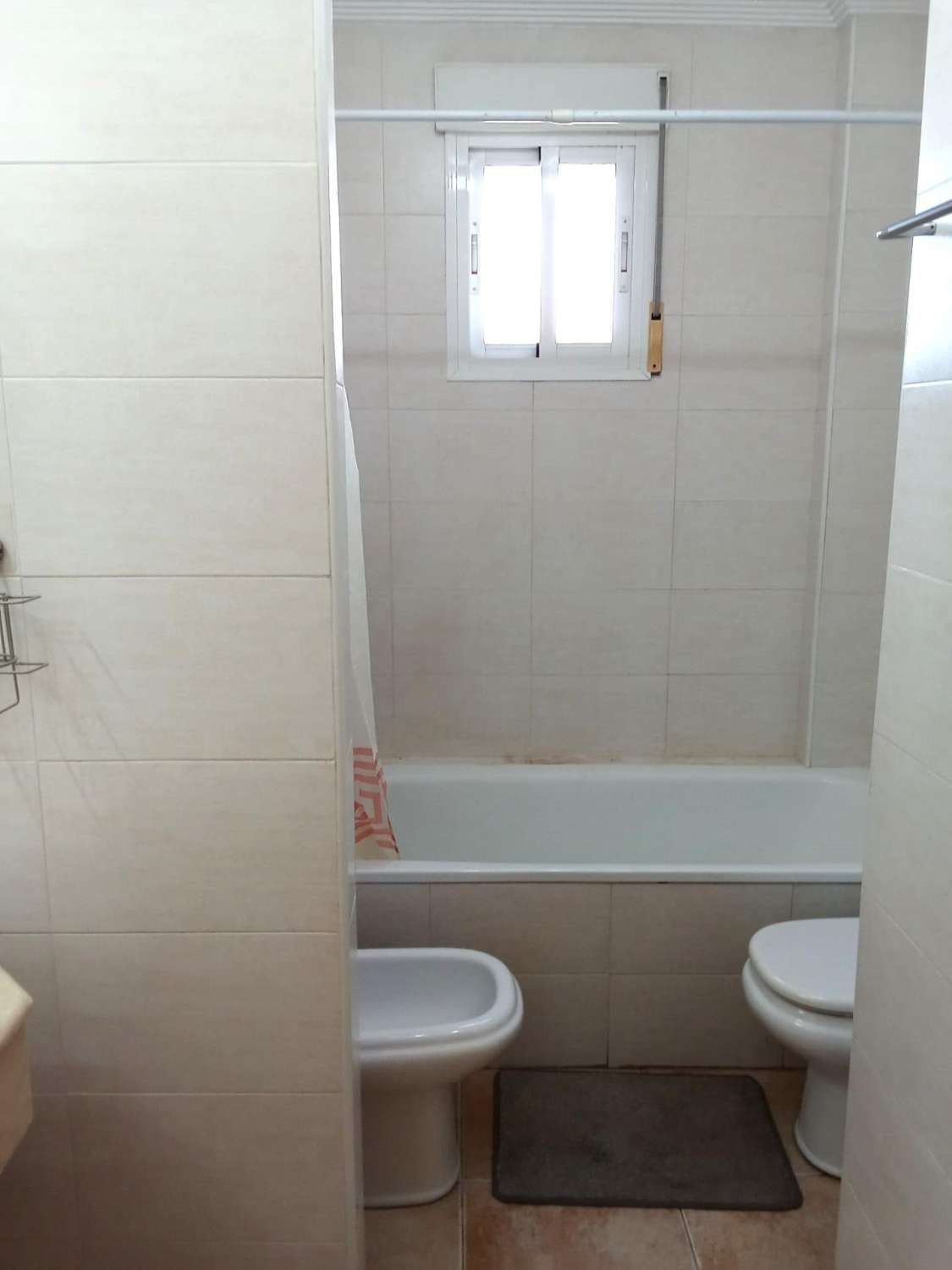 Atico, gran solárium con magnificas vistas al mar, 2 dormitorios, 2 cuartos de baño, plaza de garaje, piscina, a unos 200 m del mar en La Veleta