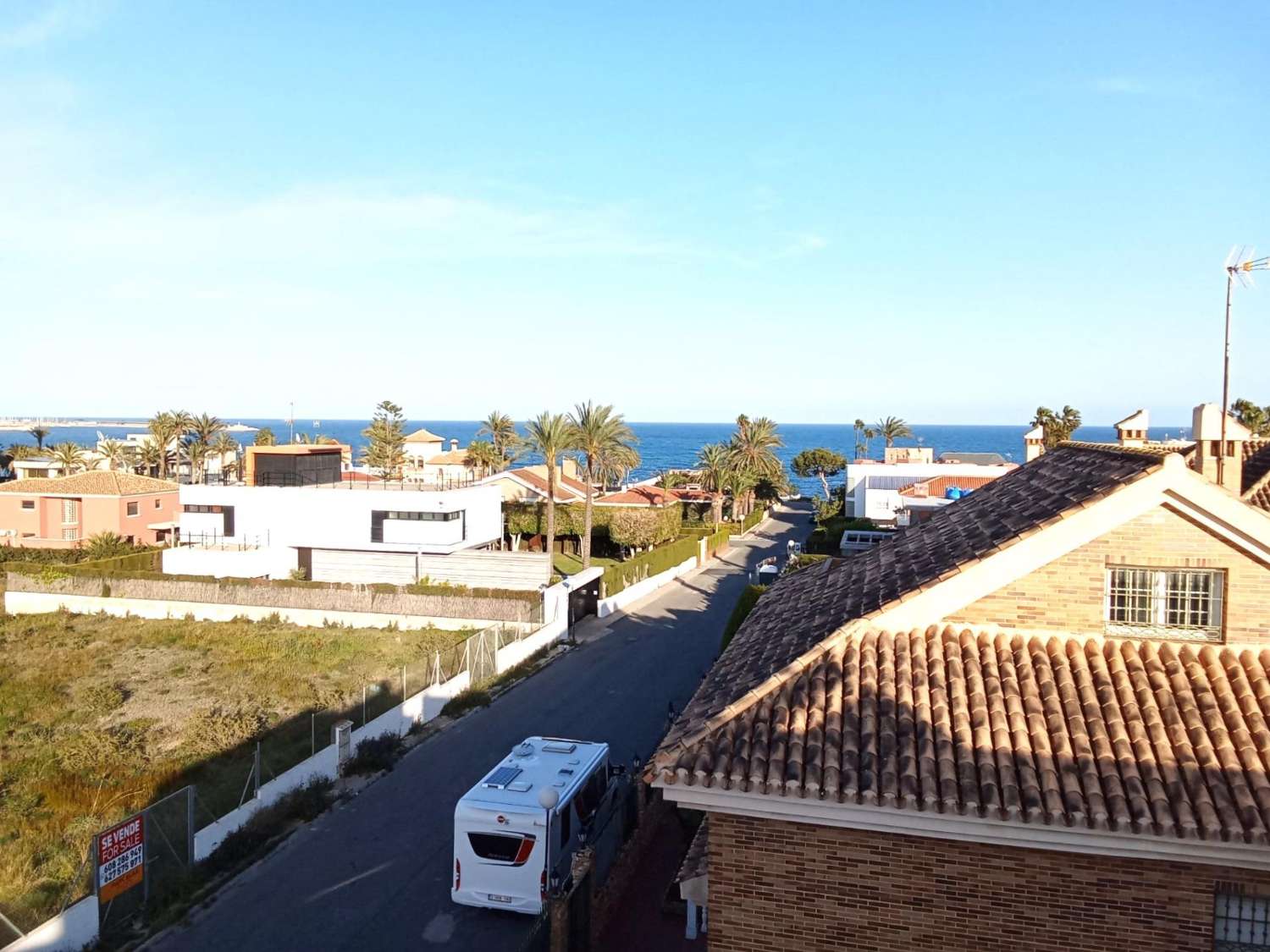 Atico, gran solárium con magnificas vistas al mar, 2 dormitorios, 2 cuartos de baño, plaza de garaje, piscina, a unos 200 m del mar en La Veleta