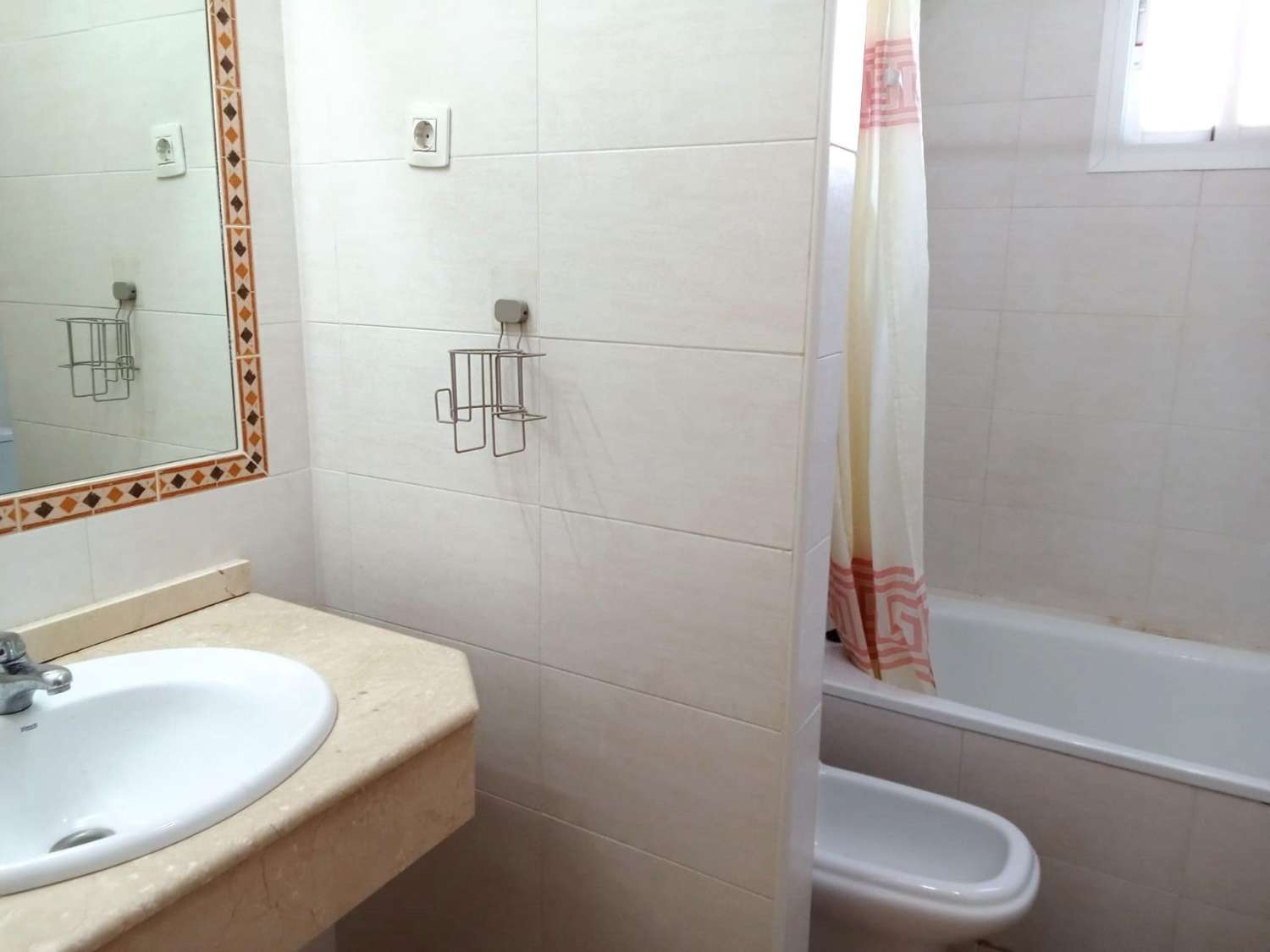 Atico, gran solárium con magnificas vistas al mar, 2 dormitorios, 2 cuartos de baño, plaza de garaje, piscina, a unos 200 m del mar en La Veleta