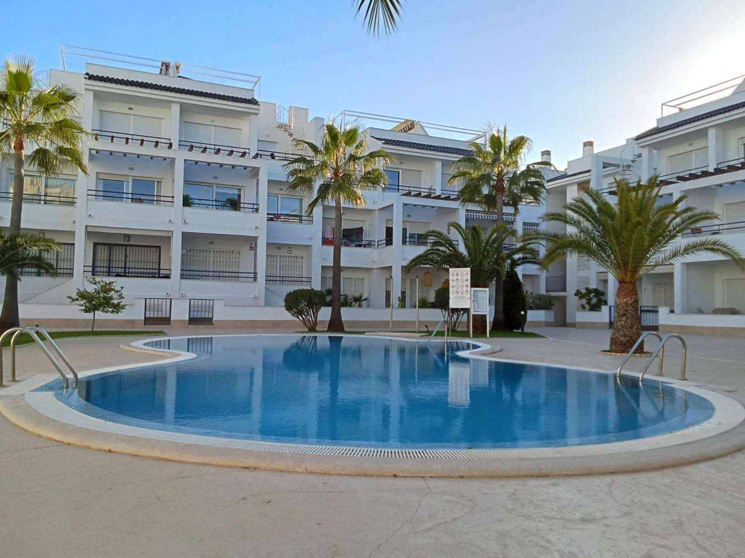 Atico, gran solárium con magnificas vistas al mar, 2 dormitorios, 2 cuartos de baño, plaza de garaje, piscina, a unos 200 m del mar en La Veleta
