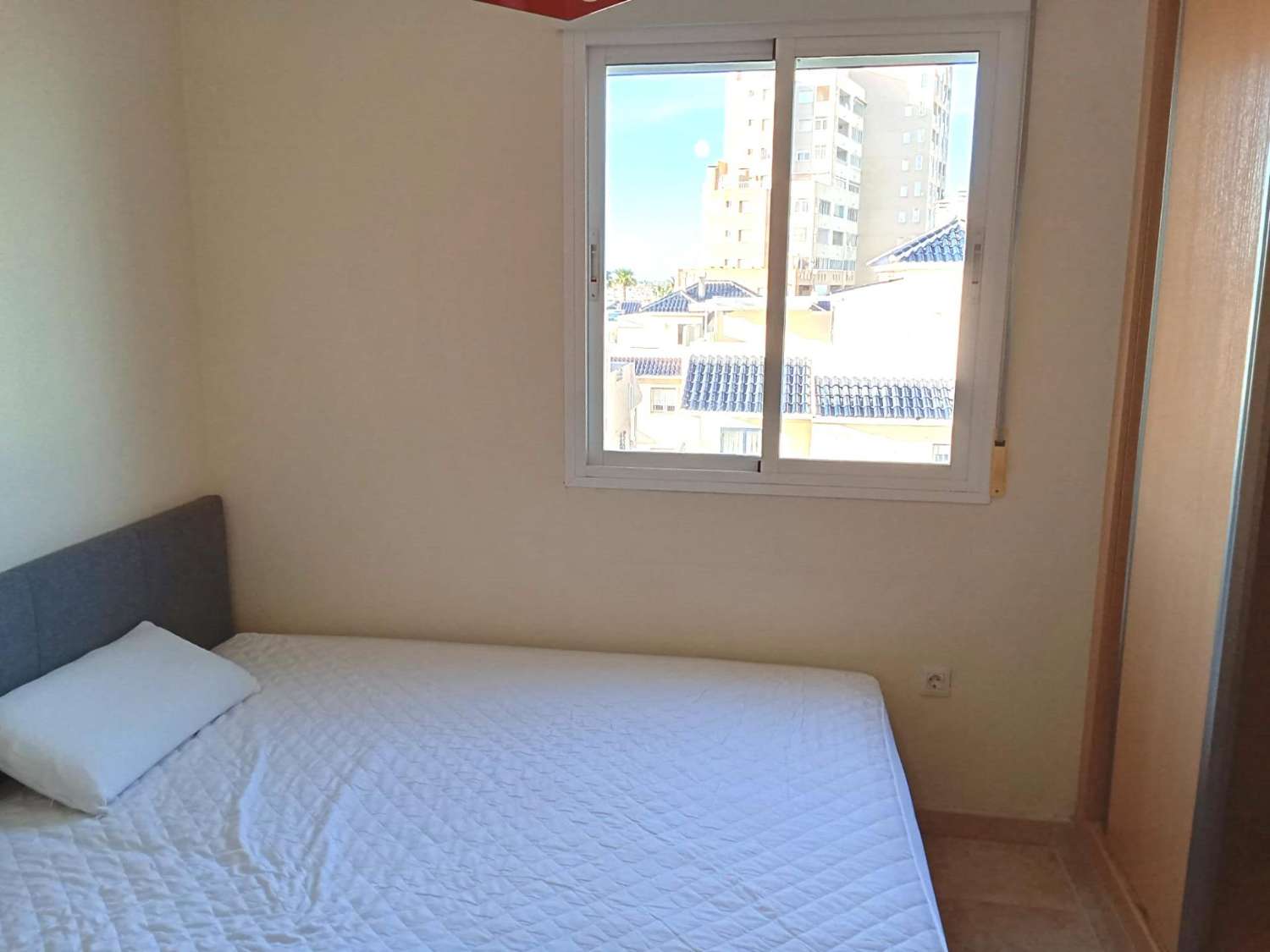 Atico, gran solárium con magnificas vistas al mar, 2 dormitorios, 2 cuartos de baño, plaza de garaje, piscina, a unos 200 m del mar en La Veleta