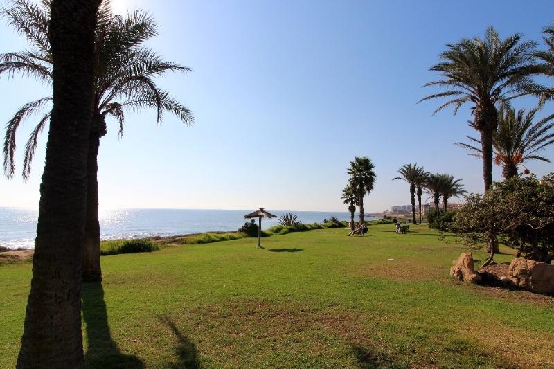 Atico, gran solárium con magnificas vistas al mar, 2 dormitorios, 2 cuartos de baño, plaza de garaje, piscina, a unos 200 m del mar en La Veleta