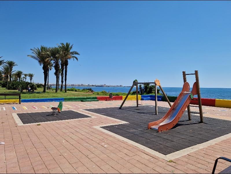 Atico, gran solárium con magnificas vistas al mar, 2 dormitorios, 2 cuartos de baño, plaza de garaje, piscina, a unos 200 m del mar en La Veleta