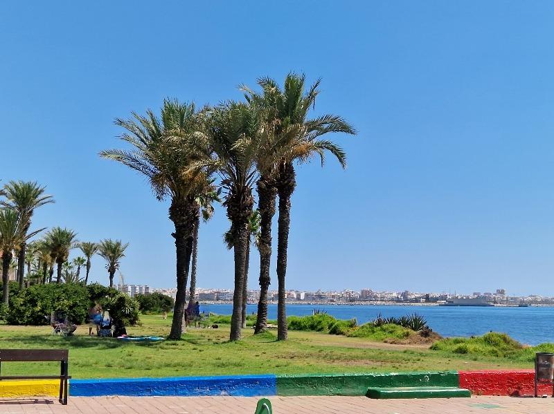Atico, gran solárium con magnificas vistas al mar, 2 dormitorios, 2 cuartos de baño, plaza de garaje, piscina, a unos 200 m del mar en La Veleta