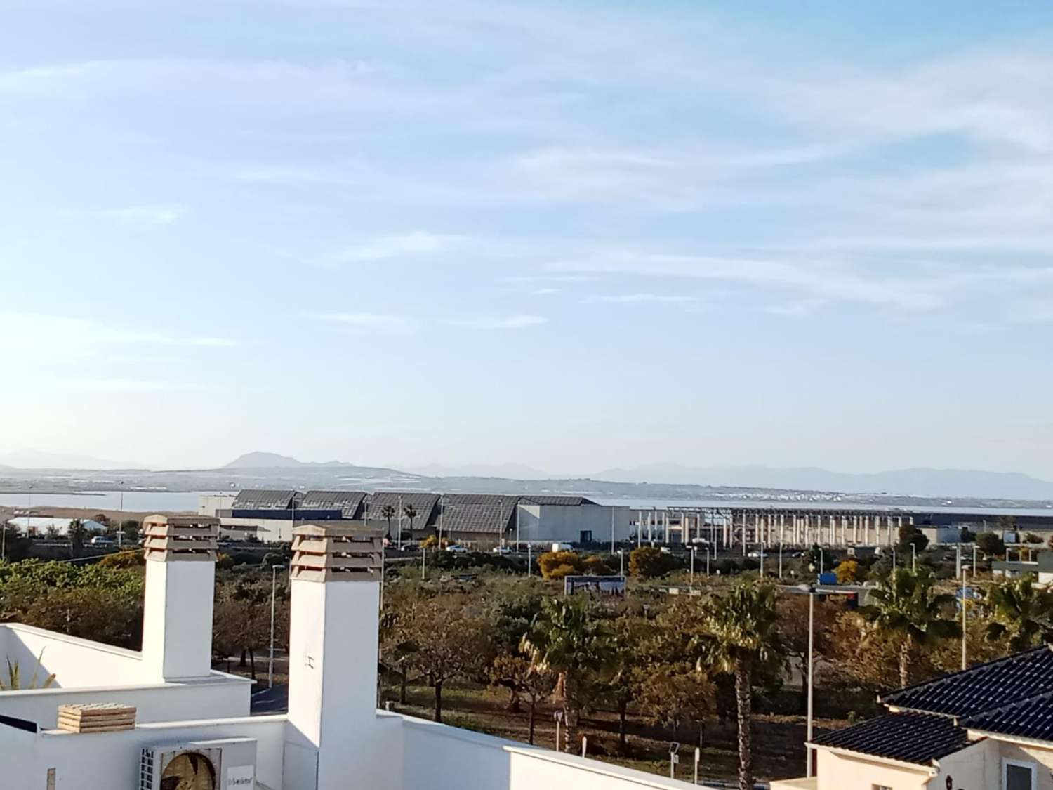 Atico, gran solárium con magnificas vistas al mar, 2 dormitorios, 2 cuartos de baño, plaza de garaje, piscina, a unos 200 m del mar en La Veleta