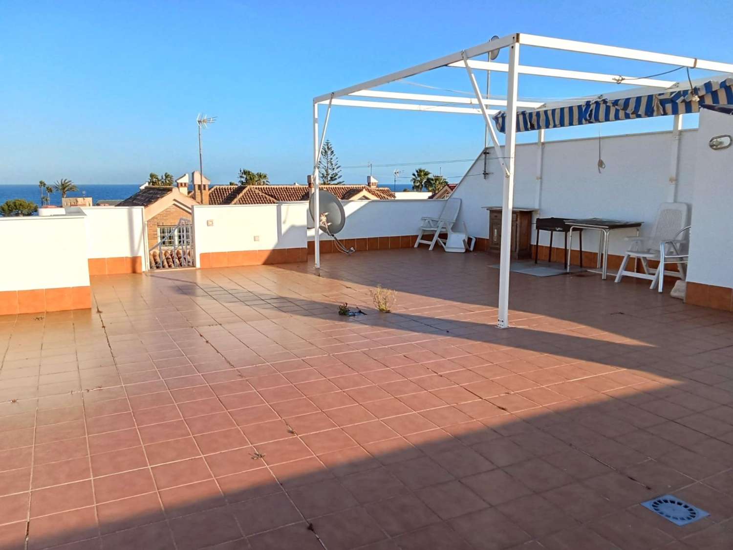 Atico, gran solárium con magnificas vistas al mar, 2 dormitorios, 2 cuartos de baño, plaza de garaje, piscina, a unos 200 m del mar en La Veleta