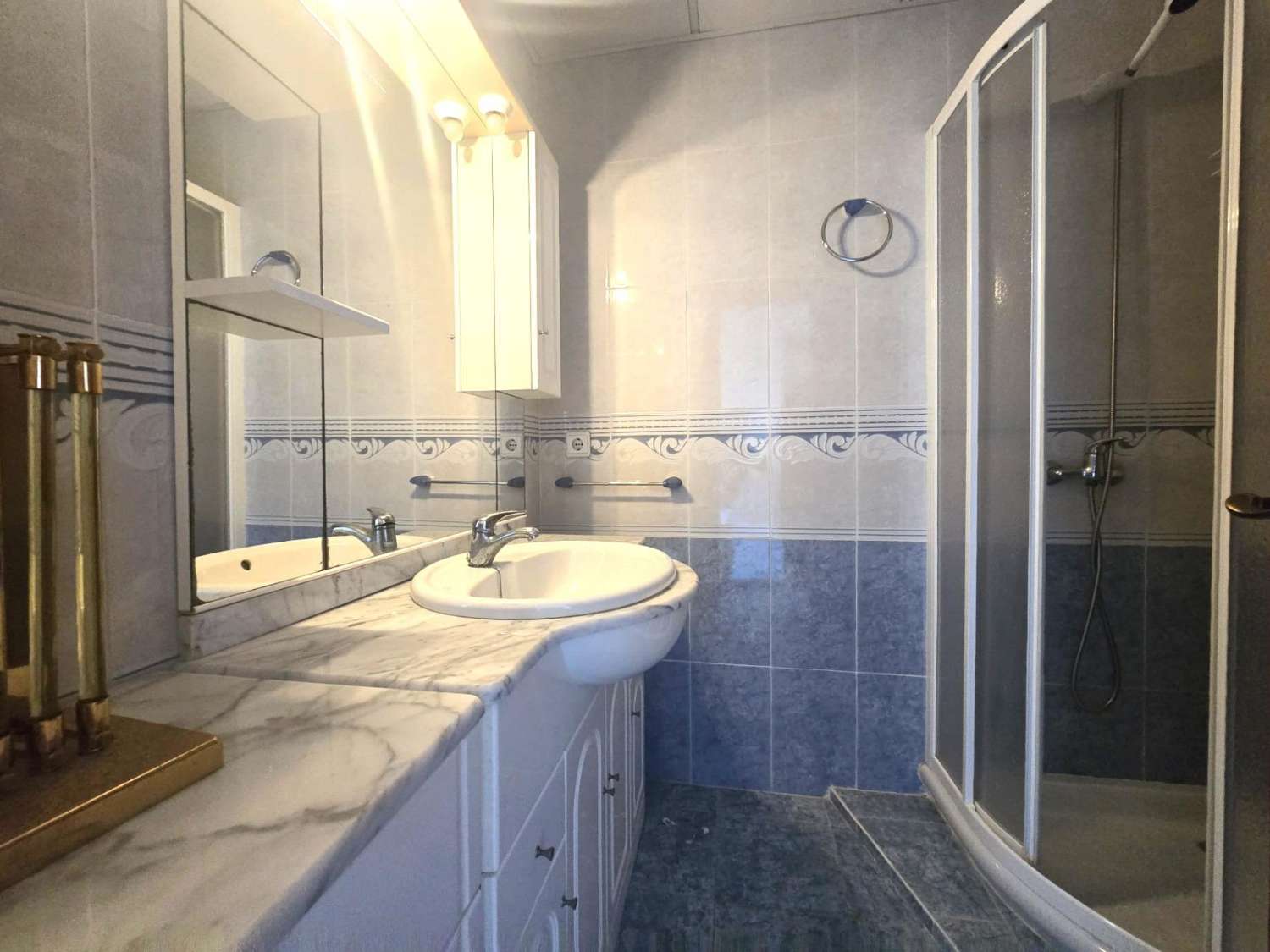 Apartamento espacioso, 3 dormitorios, 1 baño, aparcamiento, piscina, con magnificas vistas frontales al mar y al Puerto de Torrevieja