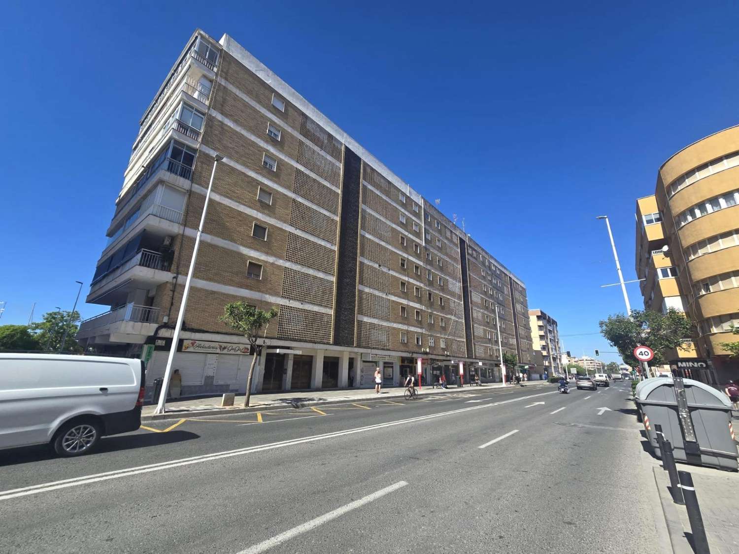 Apartamento espacioso, 3 dormitorios, 1 baño, aparcamiento, piscina, con magnificas vistas frontales al mar y al Puerto de Torrevieja